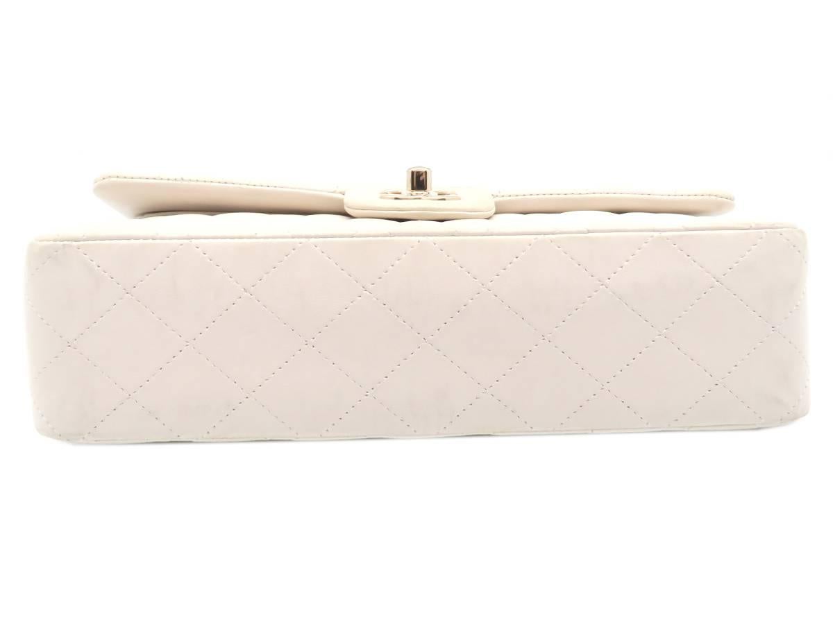 Chanel Classic Double Flap White Quilted Lambskin Leather Gold Metal Handbag In Good Condition For Sale In Kowloon, HK
