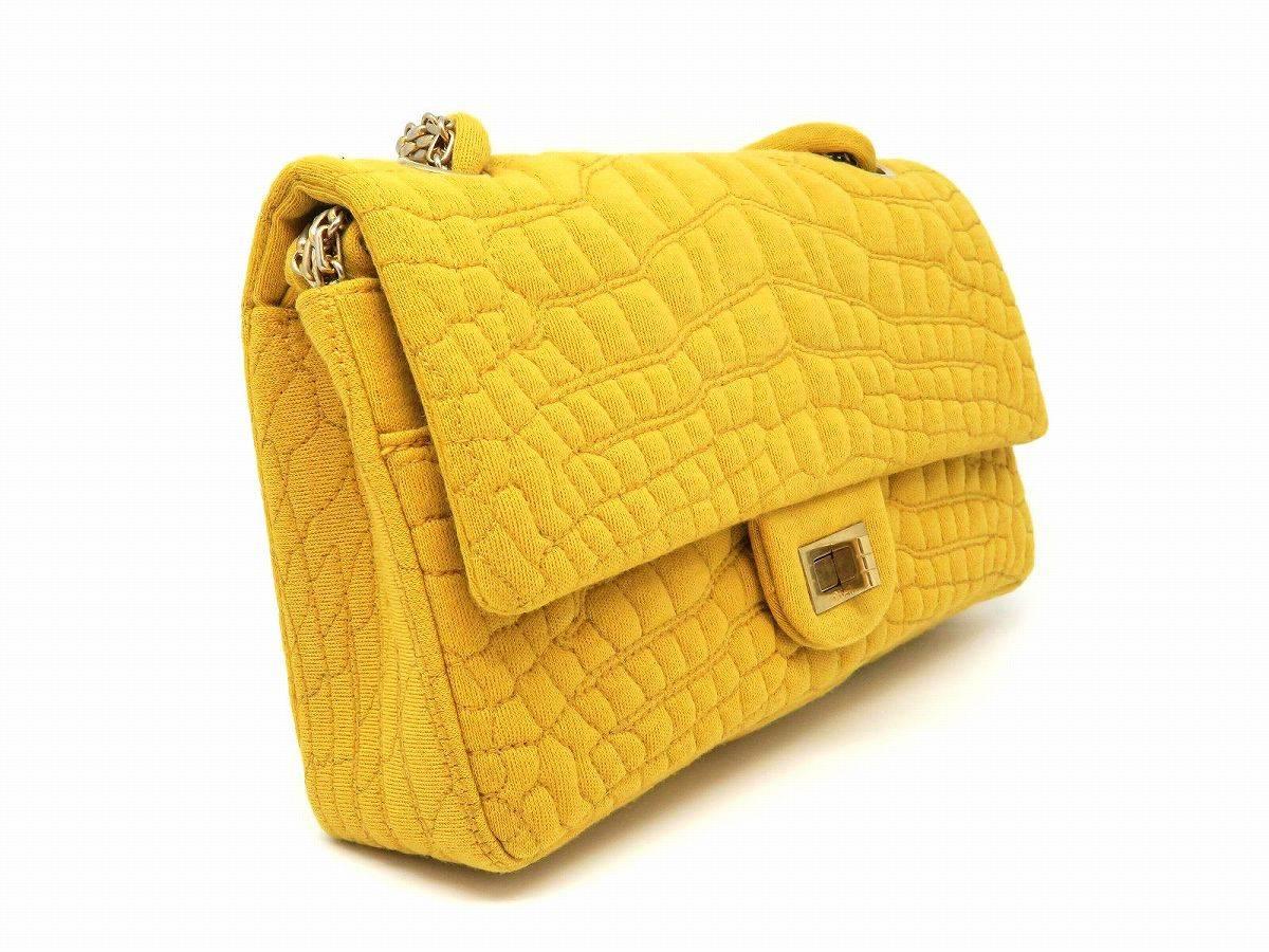 Color: Yellow 

Material: Knitted fabric

Condition: Rank A 
Overall: Good, few minor defects
Surface: Good
Corners: Good
Edges: Good
Handles/Straps: Minor Stains
Hardware: Minor Scratches
Inside: Minor Stains

Dimension: W25 × H14.5 × D6cm
Shoulder