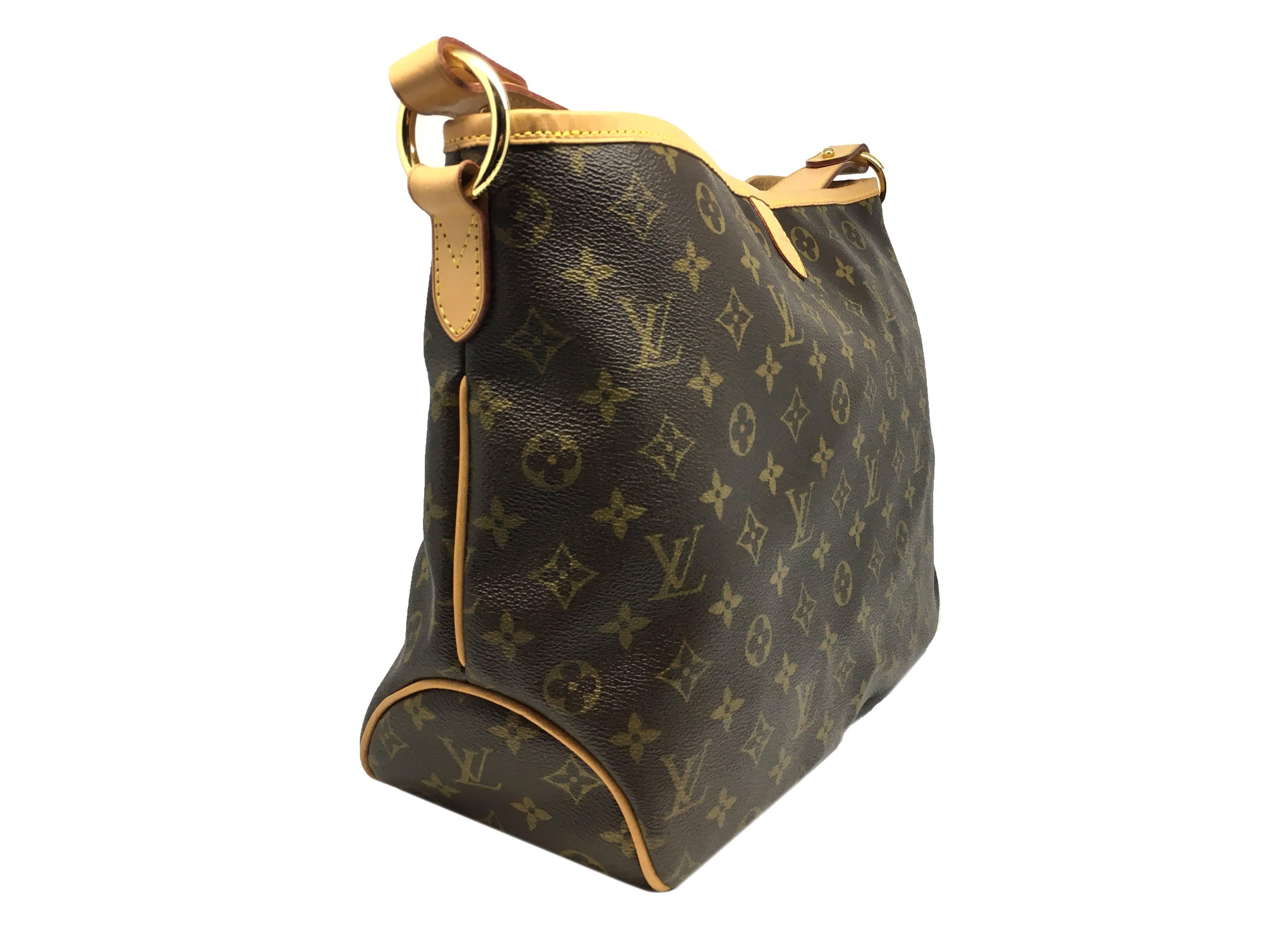 Color: Brown
Material: Monogram

Condition: Rank A 
Overall: Good, few minor defects
Surface: Good
Corners: Minor Scratche 
Edges: Good
Handles/Straps: Minor Scratches
Hardware: Good
Inside: Minor Smell
Dimension: W38 × H27.5 × D13cm（W14.9" ×