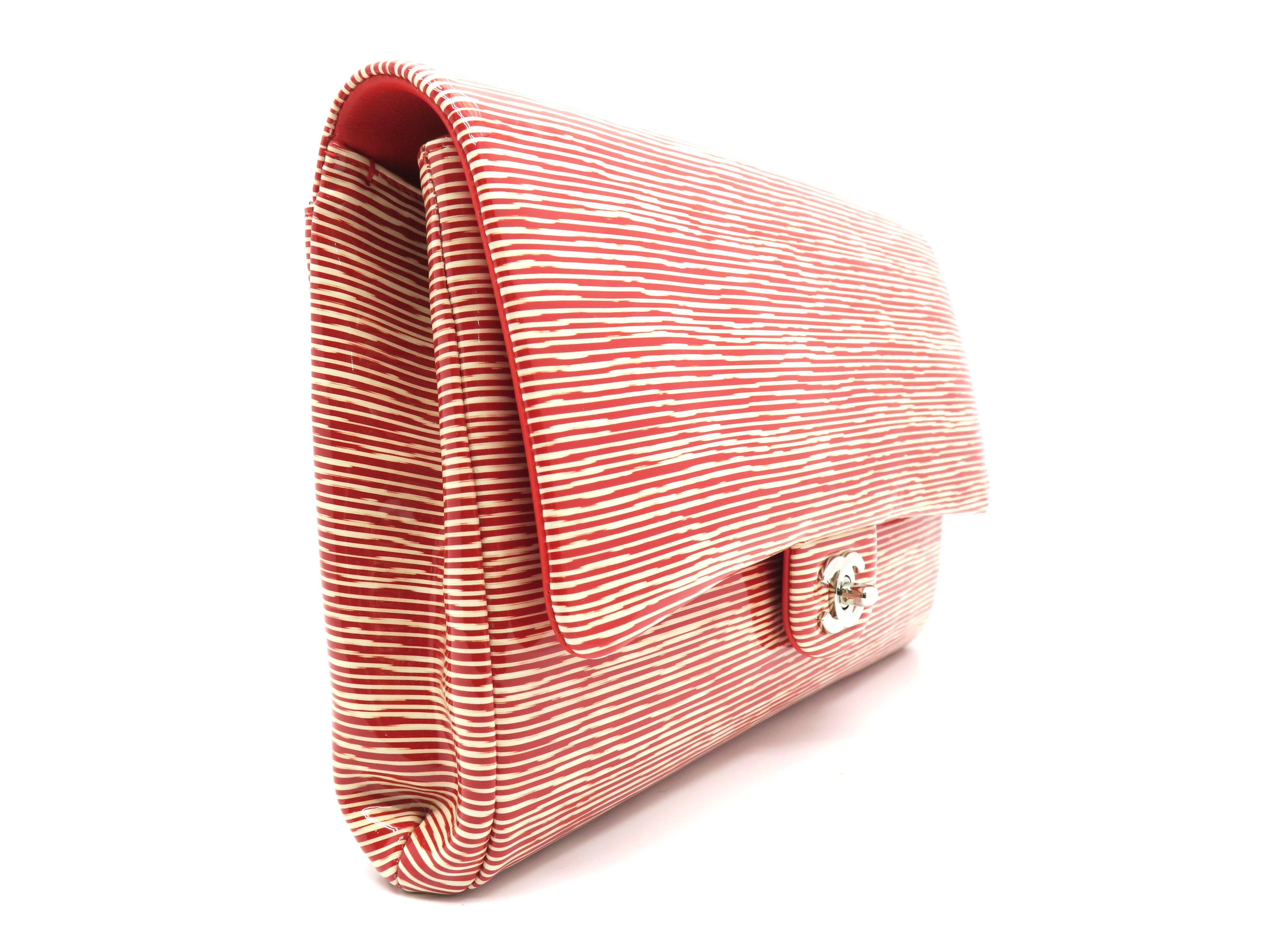 Color: Red/ White
Material: Patent Leather

Condition: Brand New
Overall: Brand New, Not Used
Surface: Good
Corners: Good
Edges: Good
Handles/Straps: Good 
Hardware: Good
 
Dimension: W27 × H17.5 × D5cm（W10.6" × H6.8" × D1.9"）

Serial
