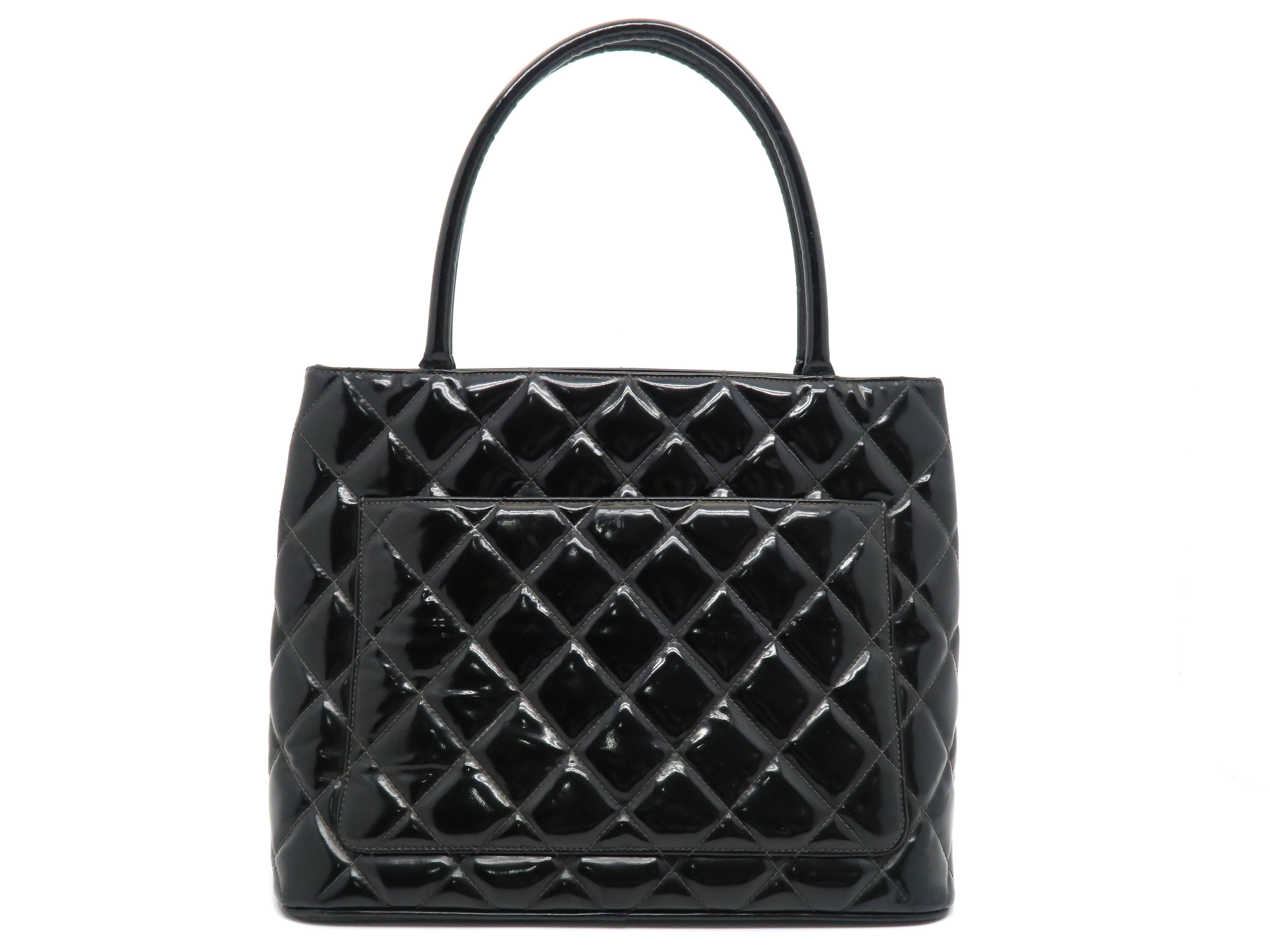 Chanel Black Quilted Patent Leather Handbag In Excellent Condition For Sale In Kowloon, HK
