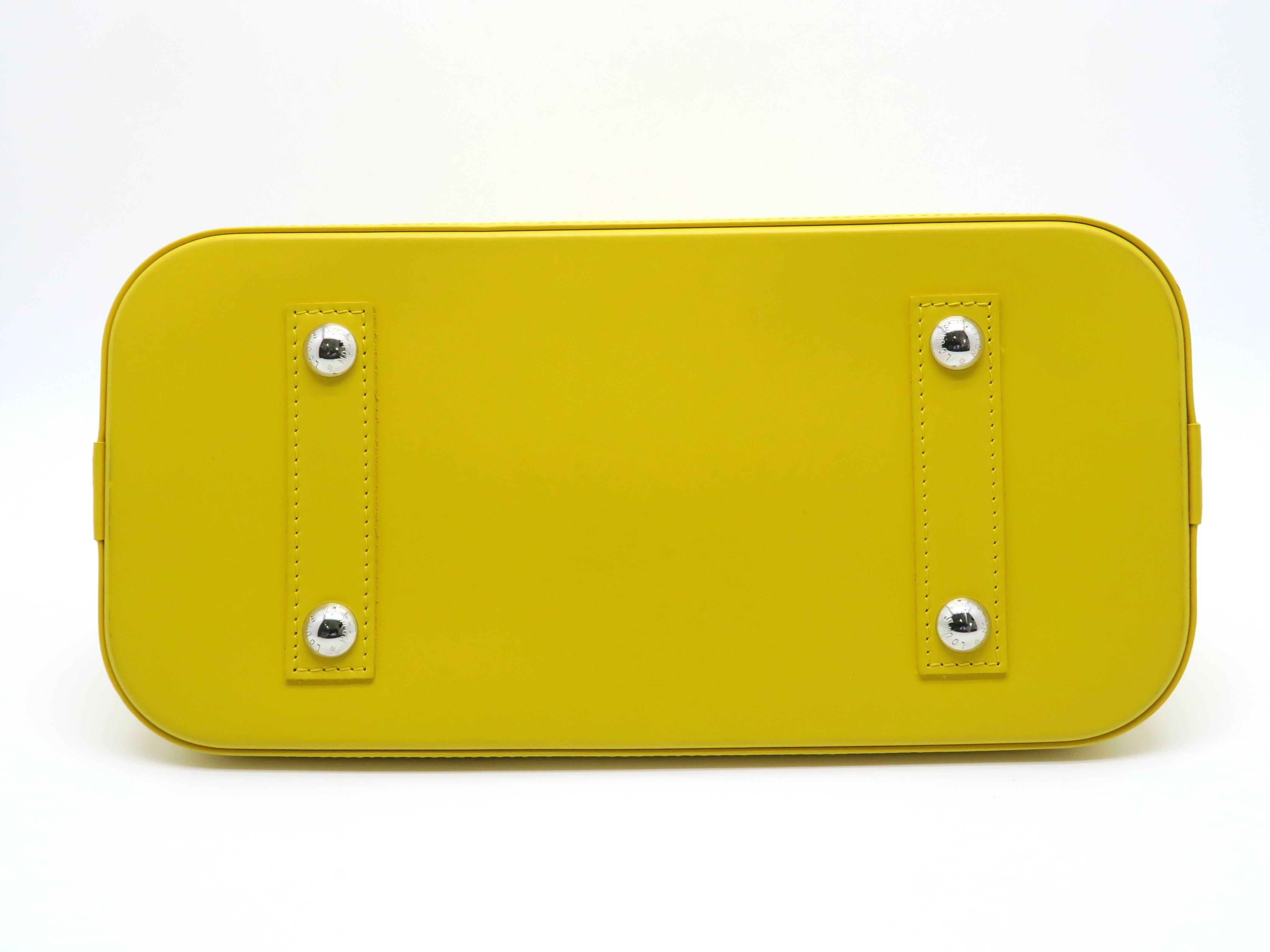 Women's Louis Vuitton Alma PM Epi Leather Yellow Handbag For Sale
