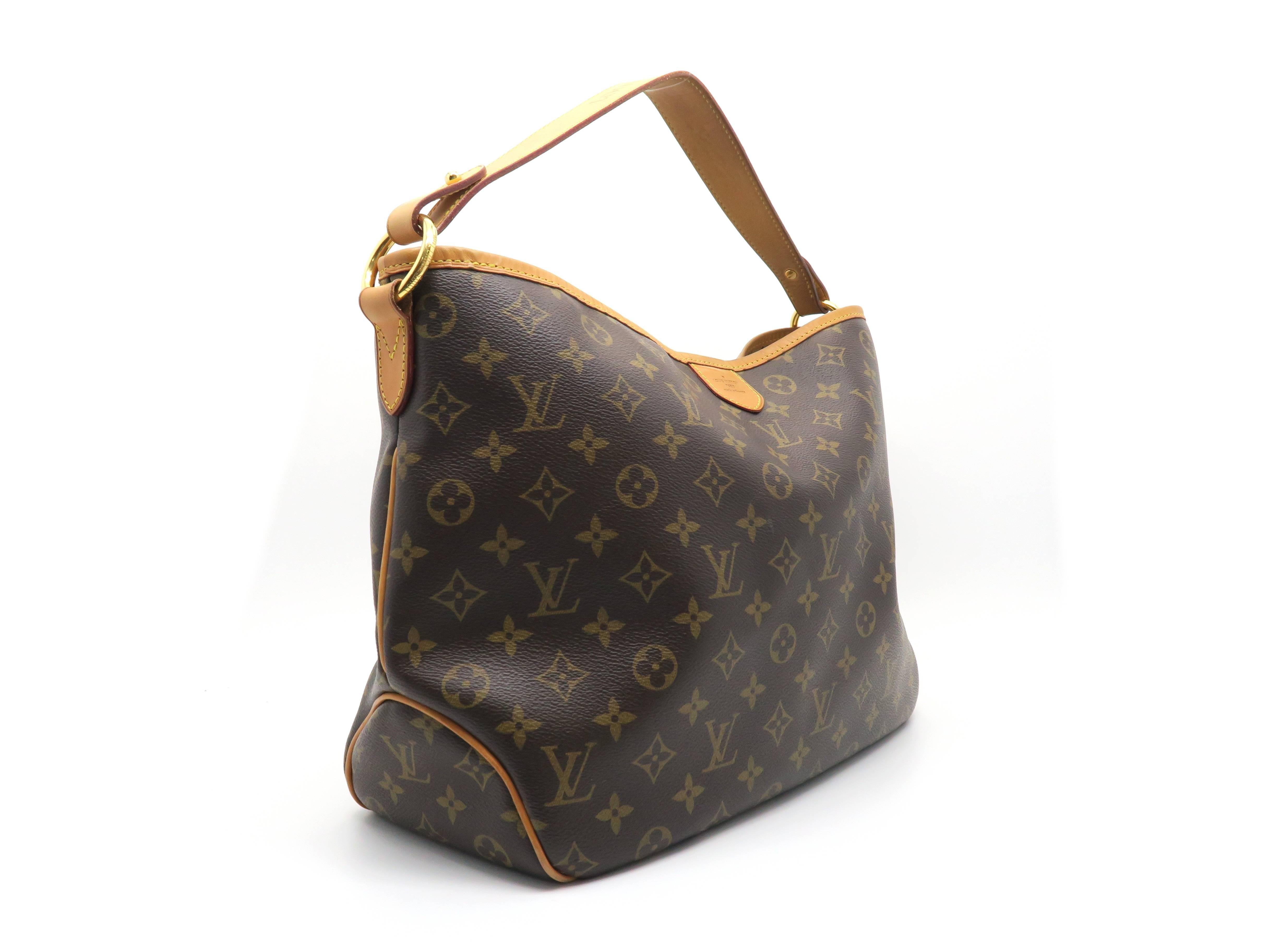 Color: Brown
Material: Monogram Canvas

Condition: Rank A
Overall: Good, few minor defects
Surface: Minor Scratches
Corners : Minor Scratches 
Edges: Minor Scratches 
Handles/Straps: Minor Scratches 
Hardware: Minor Scratches 
 

Dimension: W36 ×