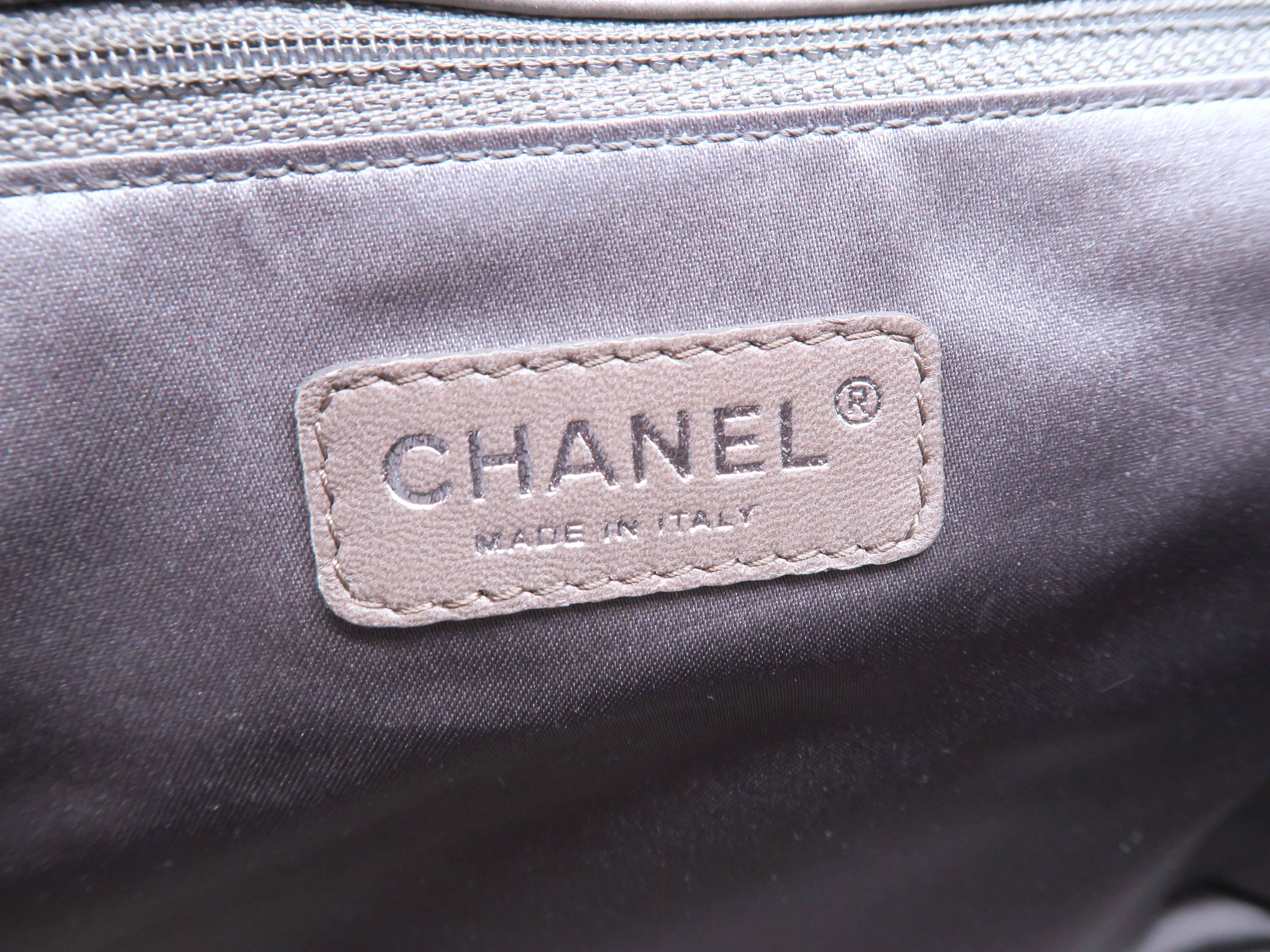 Chanel Grey Calfskin Leather Silver Metal Chain Shoulder Bag For Sale 3