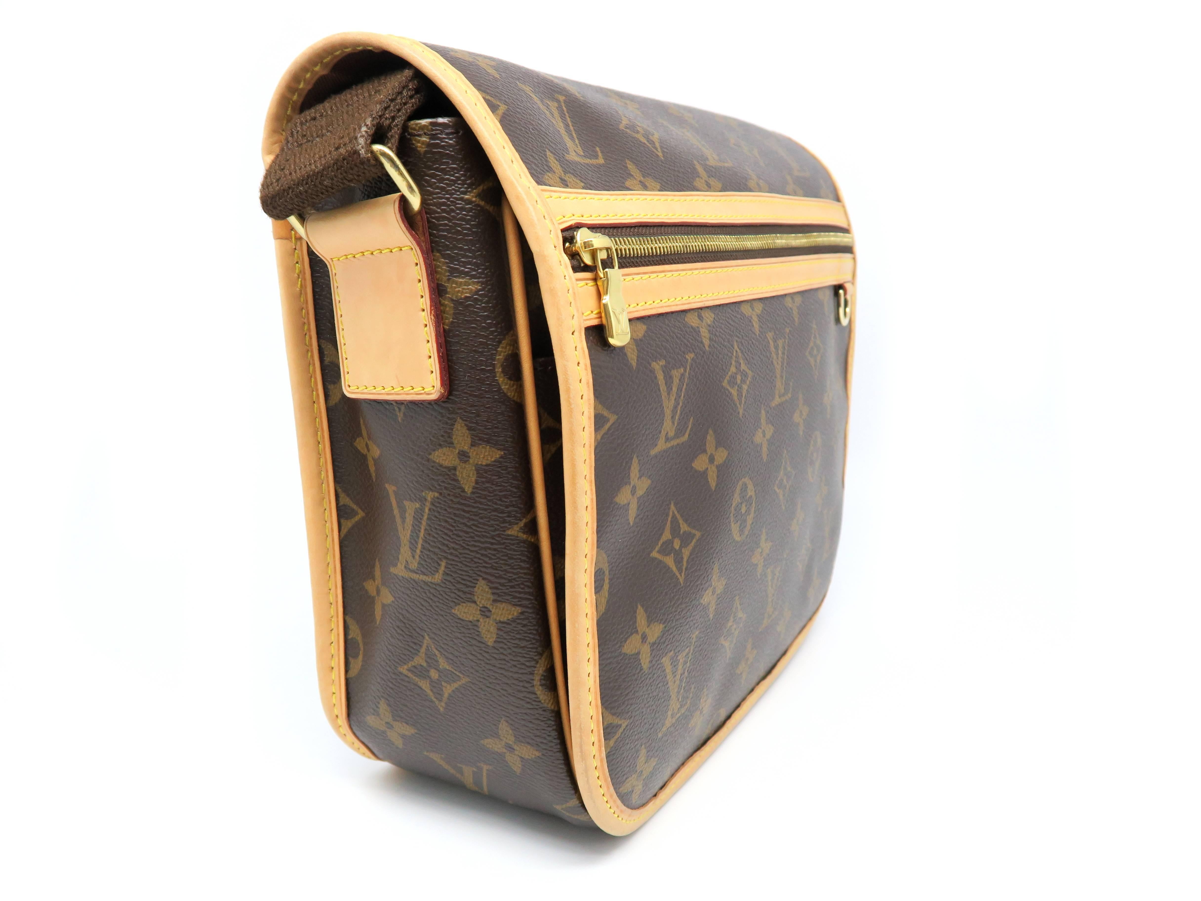 Color: Brown

Material: Monogram Canvas

Condition: Rank A
Overall: Good, few minor defects
Surface: Good
Corners: Minor Scratches 
Edges: Minor Scratches & Stains
Handles/Straps: Good
Hardware: Minor Scratches

Dimensions: W25 × H24 ×