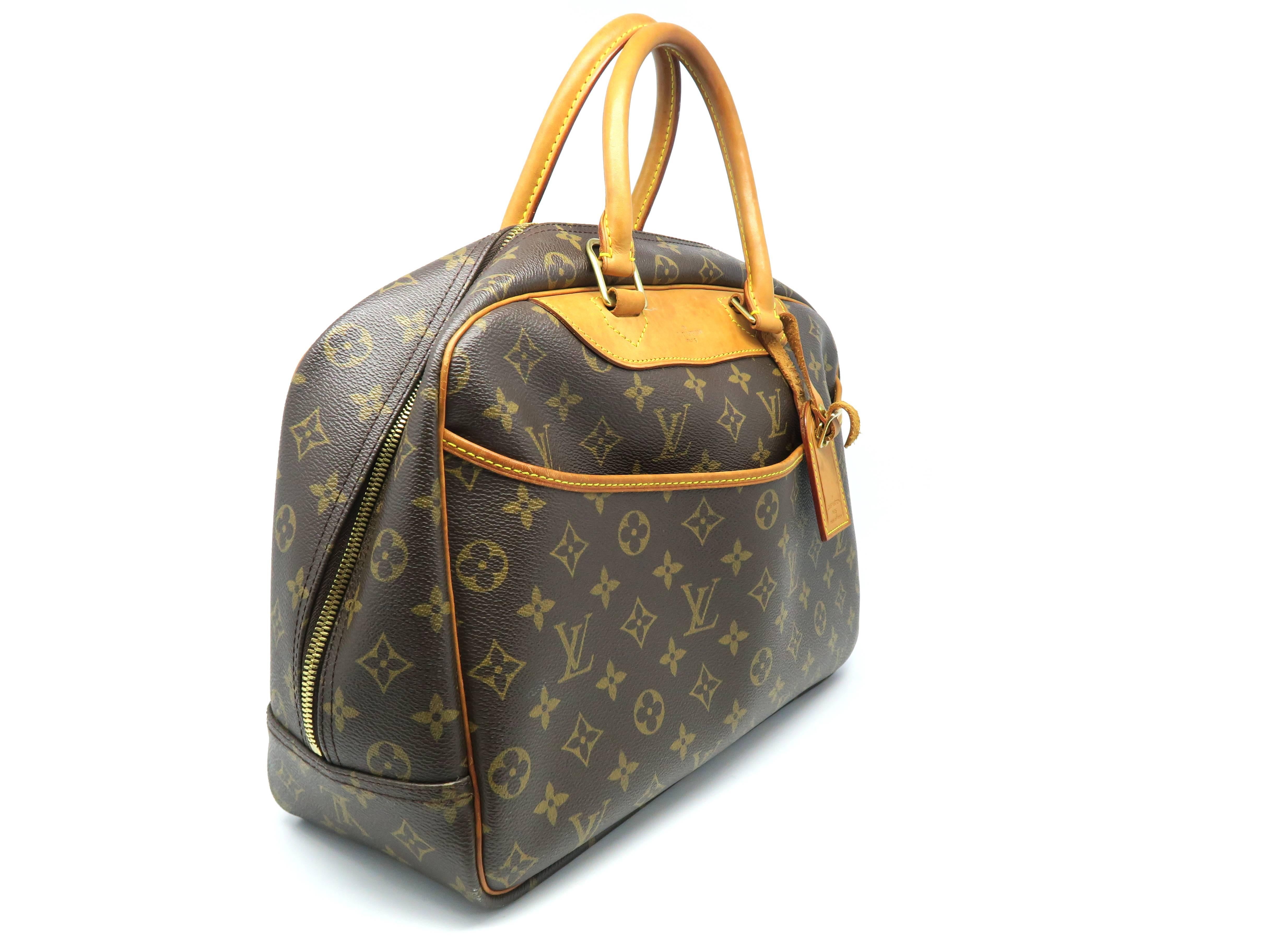 Color: Brown

Material: Monogram Canvas

Condition: Rank B 
Overall: Fair. Few defects
Surface: Minor Scratches
Corners: Obvious Scratches
Edges: Obvious Stains
Handles/Straps: Obvious Scratches & Stains
Hardware: Minor Scratches
Other: Slightly