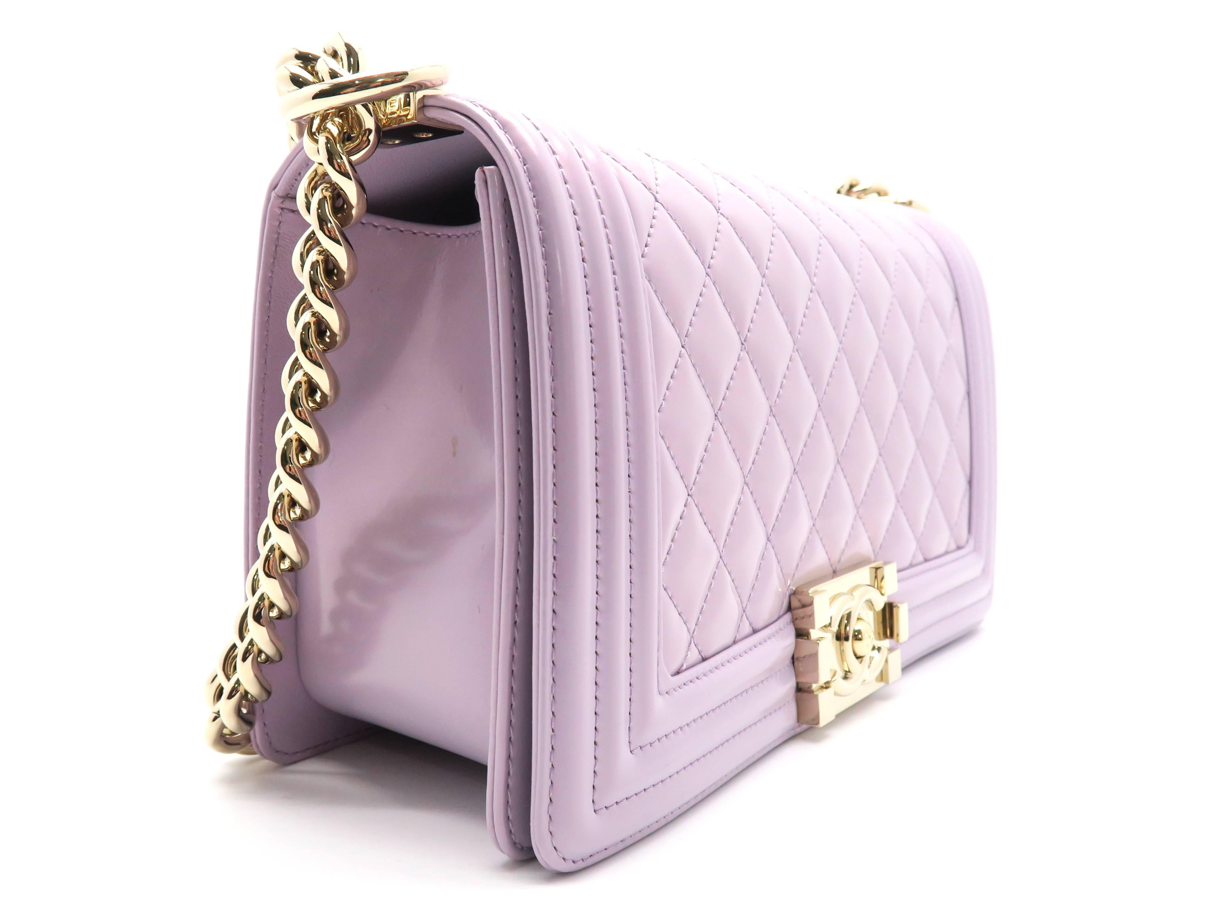 Color: Light Purple 

Material: Patent Leather

Condition: Rank S 
Overall: Almost New
Surface: Minor Scratches
Corners: Good
Edges: Minor Scratches
Handles/Straps: Good
Hardware: Good

Dimension: W25 × H14 × D8cm（W9.8" × H5.5" ×