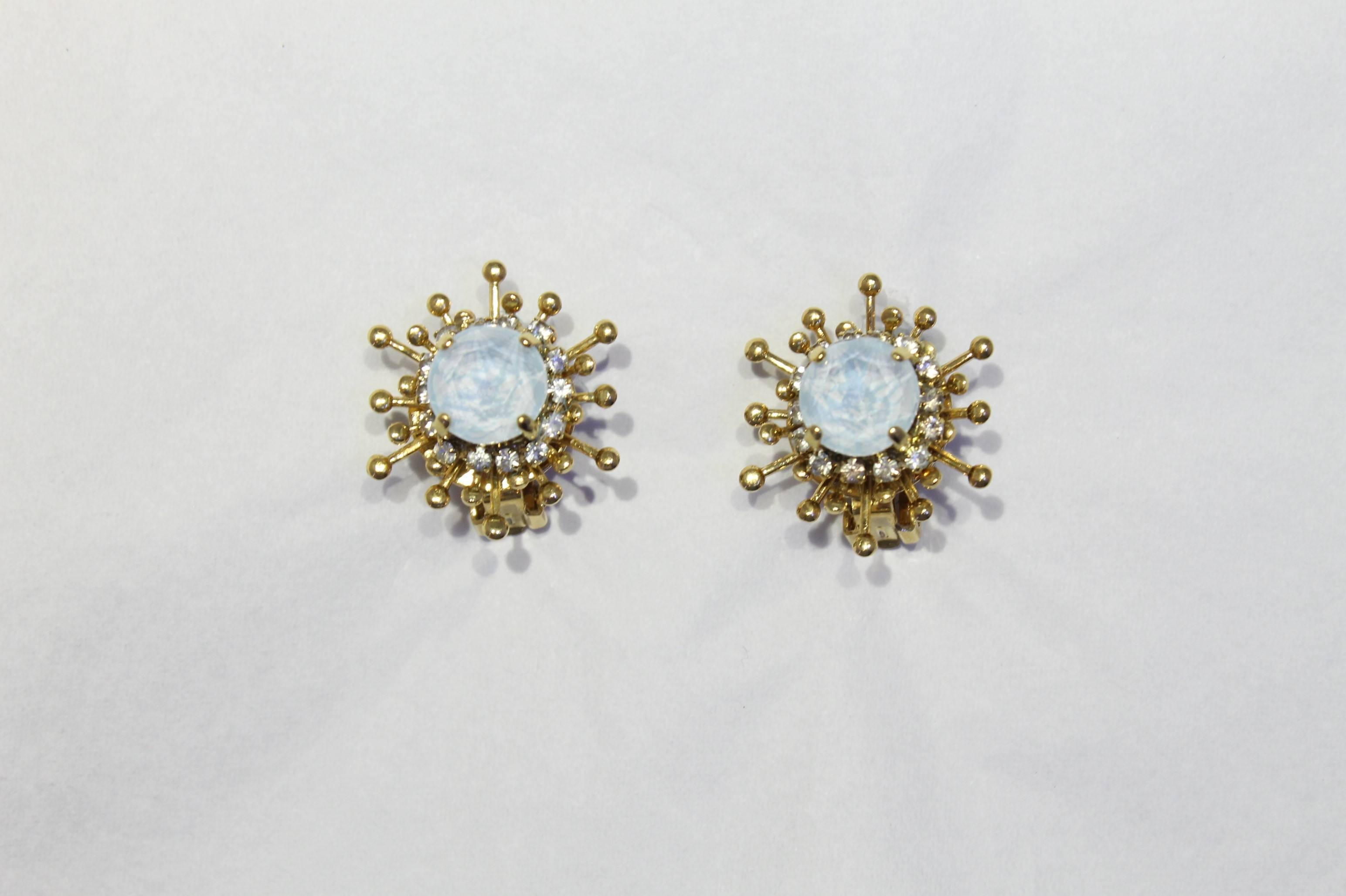 Stunning and ultra feminine pearl earrings embellished with clear Swarovski crystals.

Suitable for all occasions and extremely flattering, these earrings should be a wardrobe staple. 

Stylish simplicity with a twist from VICKISARGE, the Earring