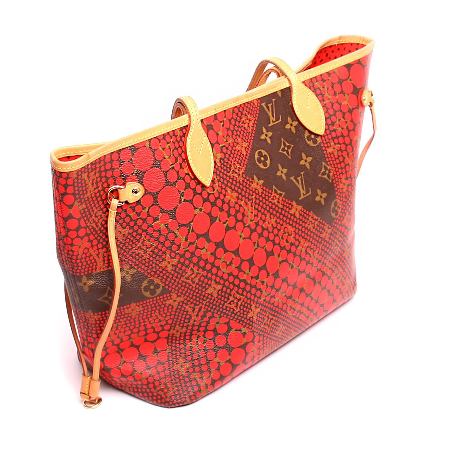 Ce modèle est issu de la Collection Yayoi Kusama de Louis Vuitton. Il est orné de points de vague rouge vif au-dessus du monogramme LV traditionnel, d'une bordure en cuir vachette, de sangles et de cordons de serrage, le tout rehaussé d'accessoires