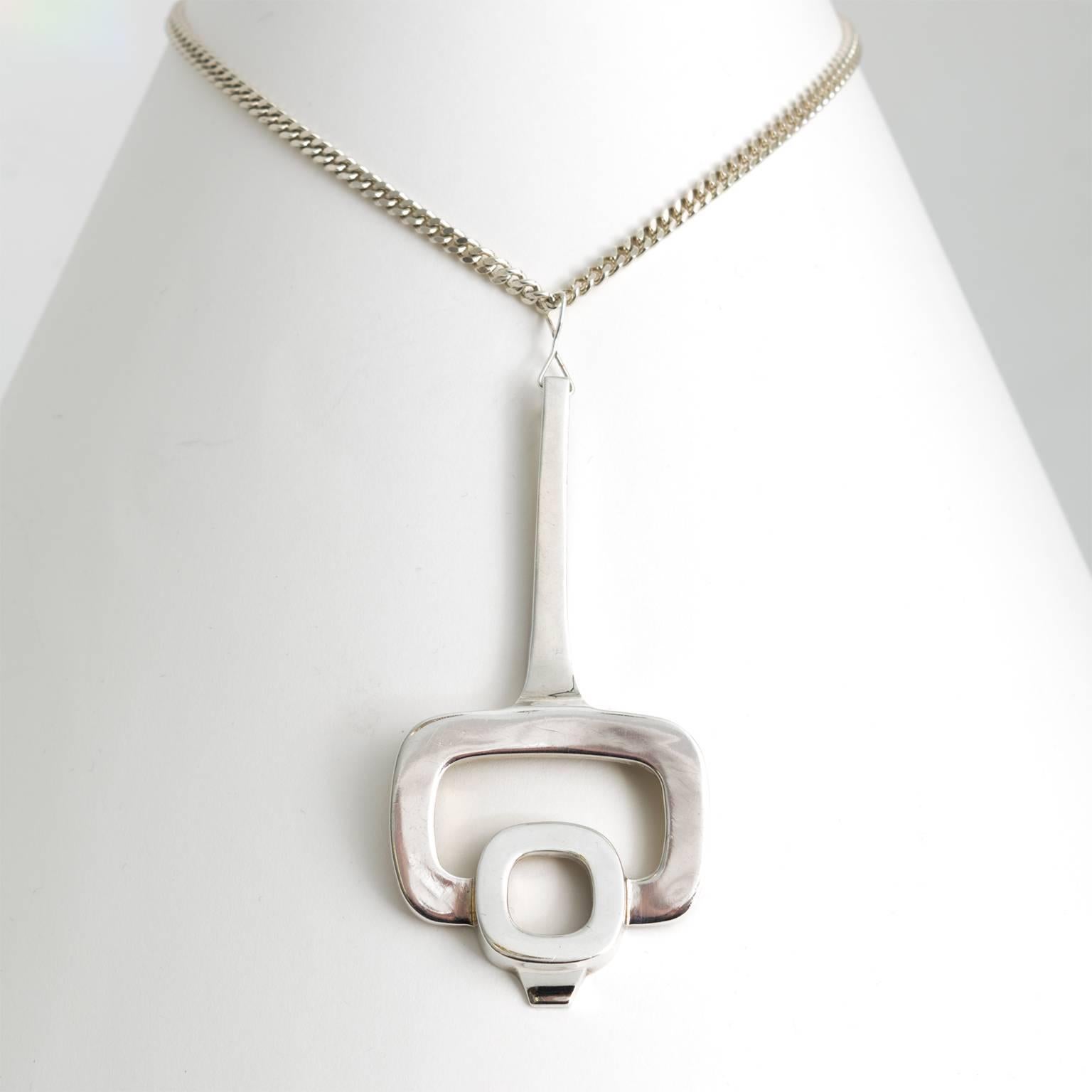 Scandinavian Modern silver pendant on a silver chain by Owe Johansson for Hopeajaloste OY, Helsinki, Finland.
 
Chain length: 27