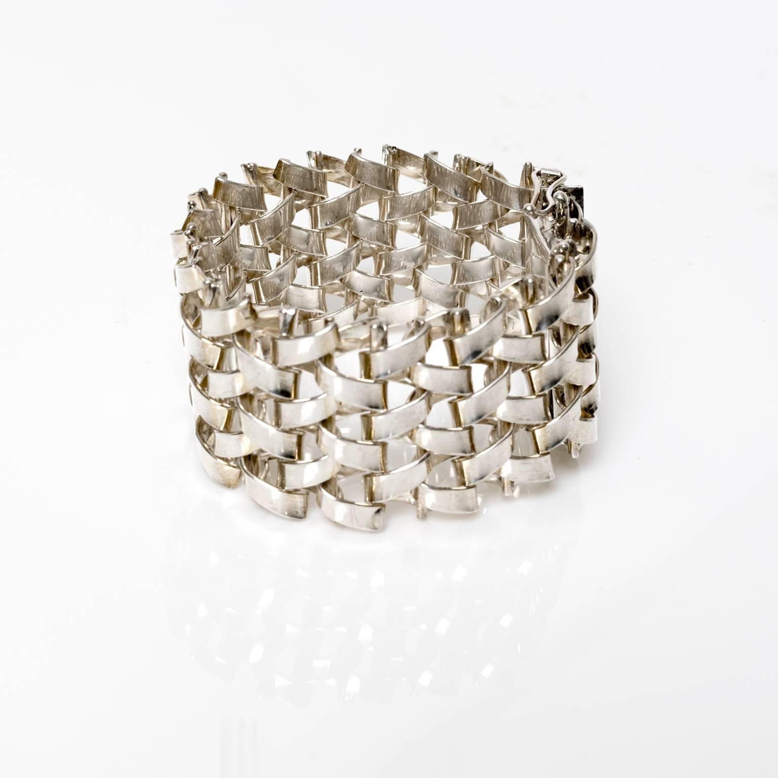 Scandinavian Modern handmade woven link bracelet in silver. Made by JO'ANS AB, Koping, Sweden, 1972.