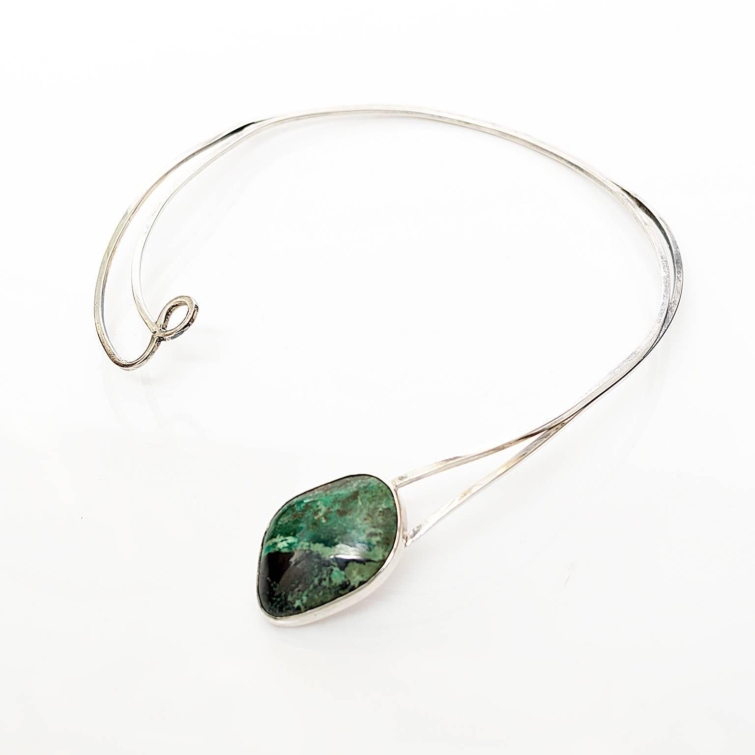 A Sterling Silver necklace detailed with a green stone cartouche. Designed by Issac Cohen, 1950's, Stockholm Sweden.
Diameter: 5.5