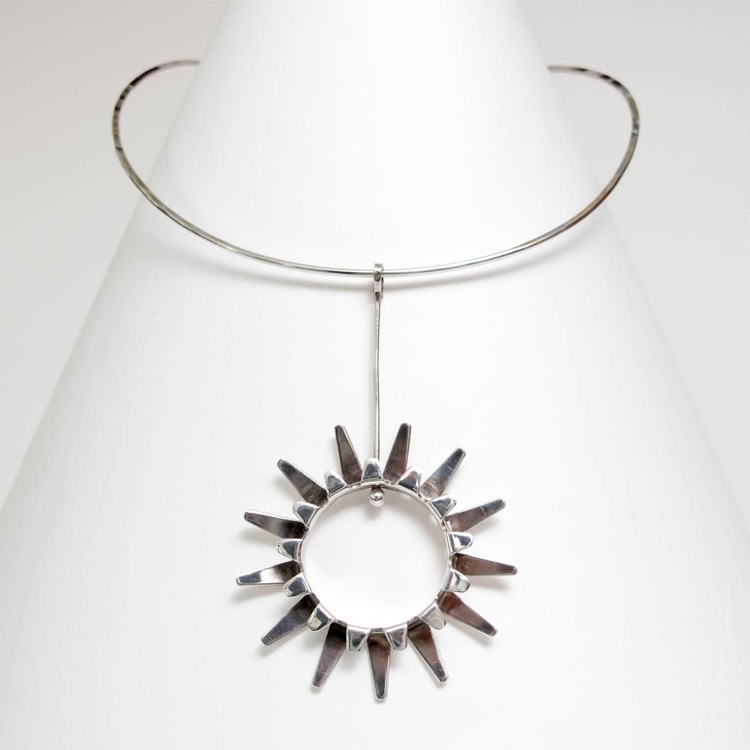Collana moderna scandinava in argento sterling e ciondolo a forma di sole disegnati da Tone Vigeland per gli Studi Designs Plus, Norvegia, circa 1970.
Larghezza: 5,5