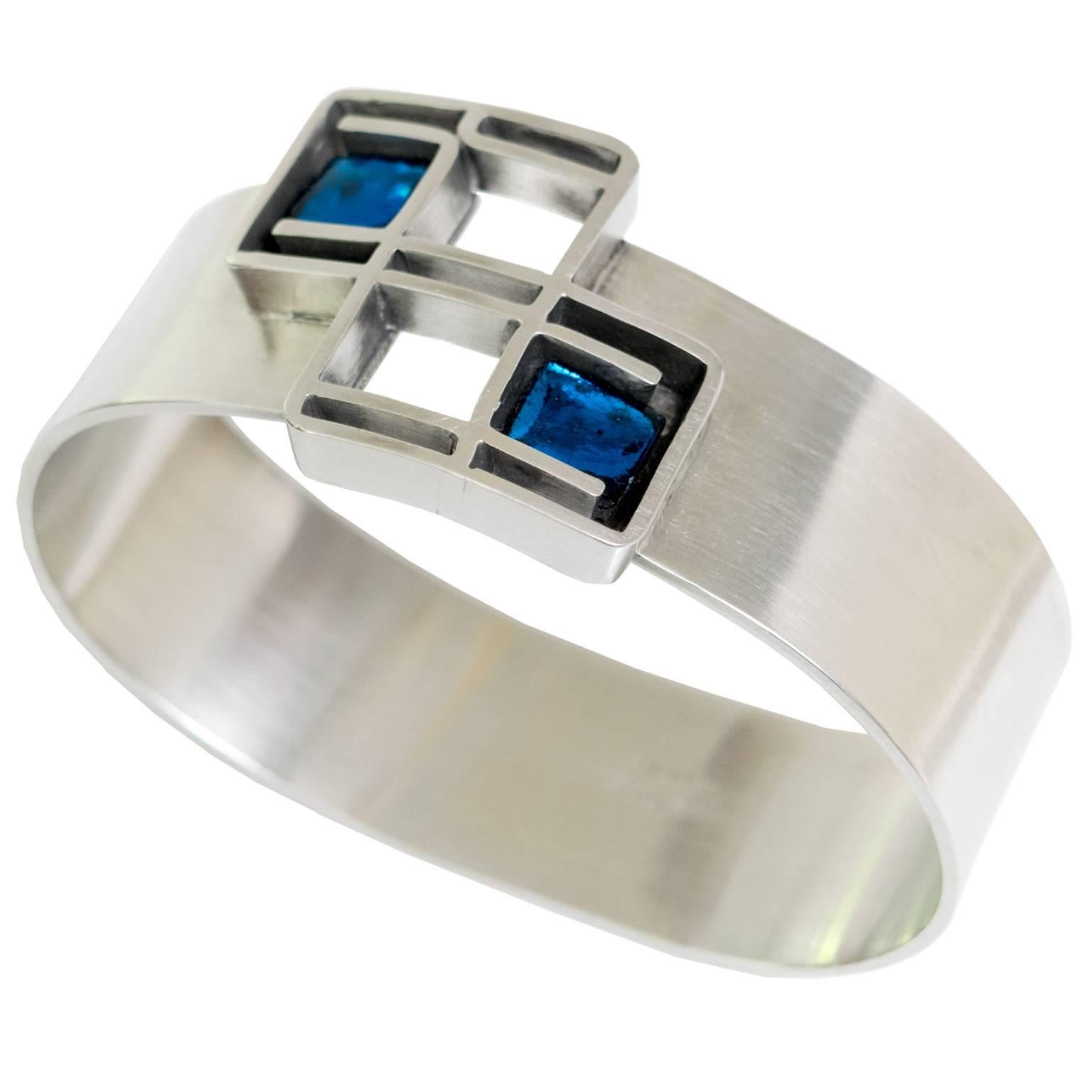 Scandinavian Modern Lögeskov Tenn, polished pewter bracelet with blue glass. 