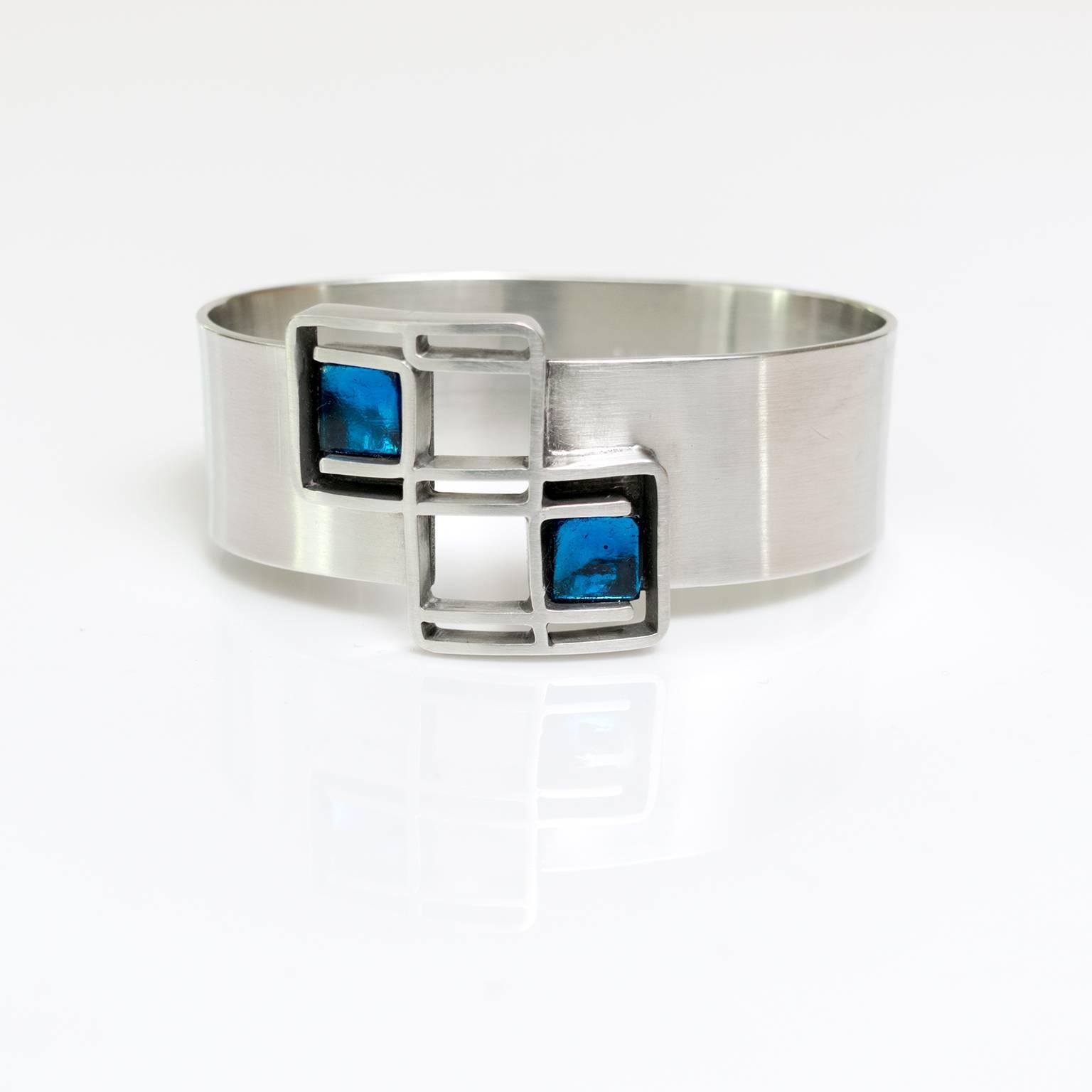 Scandinavian Modern Lögeskov Tenn, polished pewter bracelet with blue glass.  In Excellent Condition In New York, NY