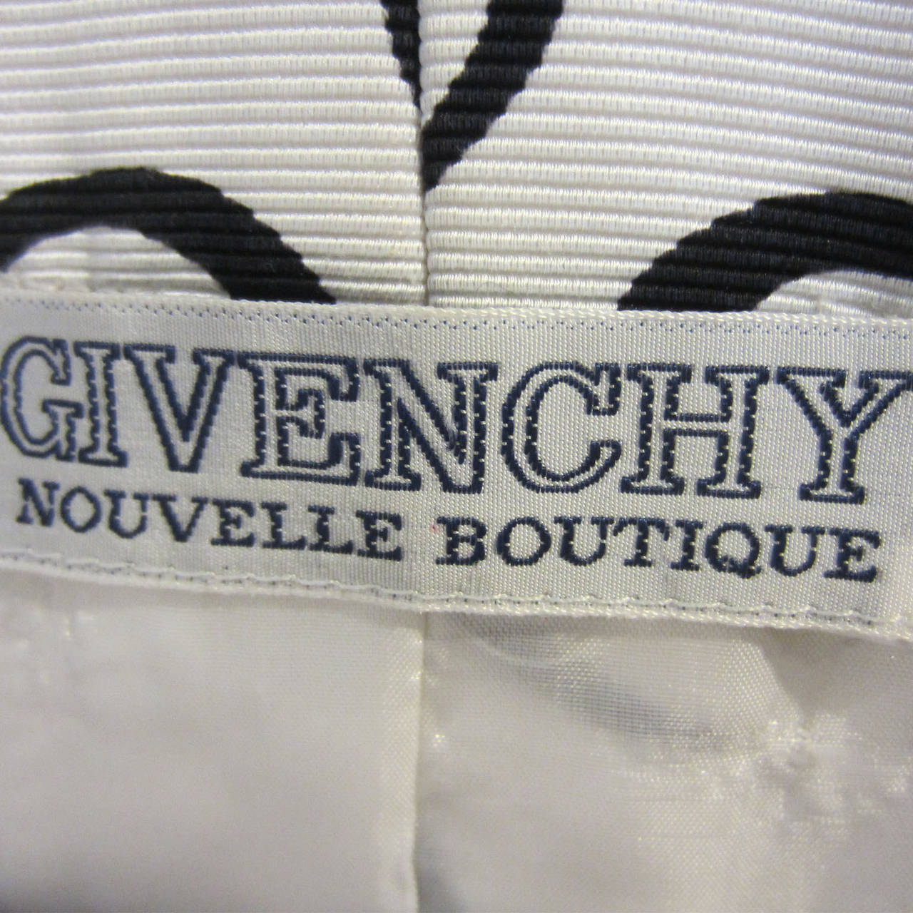 GIVENCHY Nouvelle Boutique Black & White Graphic Print Skirt Suit For Sale 2