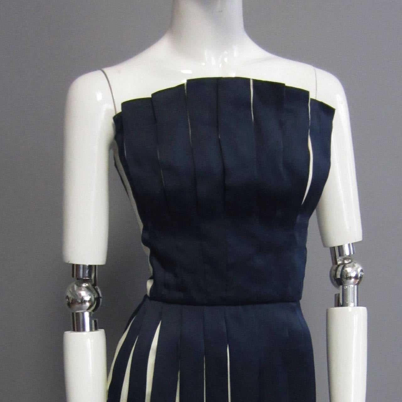 VICTOR COSTA Navy & White Pleated Strapless Silk Cocktail Dress In Excellent Condition In New York, NY