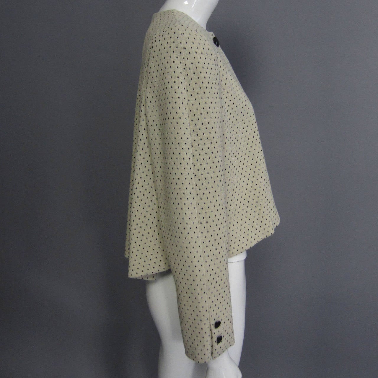 1960s Polka Dot Print Cropped Swing Jacket In Excellent Condition For Sale In New York, NY