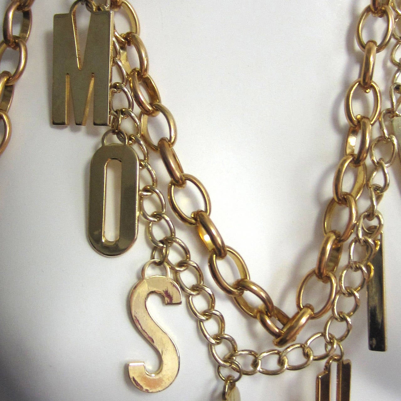 MOSCHINO Gold Logo Adjustable Chain Belt In Excellent Condition In New York, NY