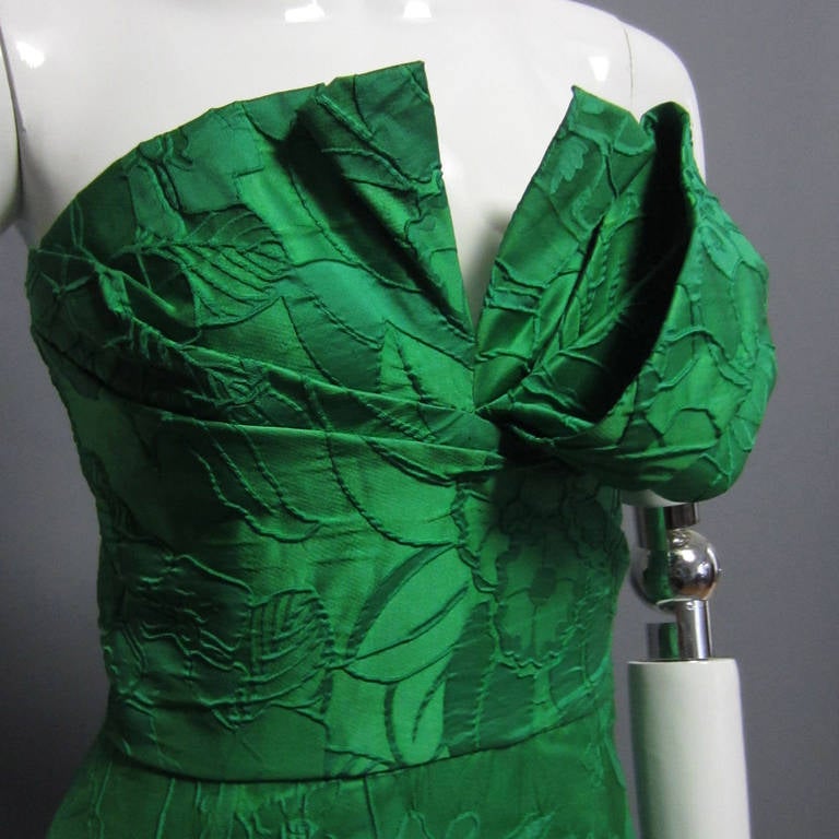 2000s OSCAR DE LA RENTA Floral Gown with Bow Detailing In New Condition In New York, NY
