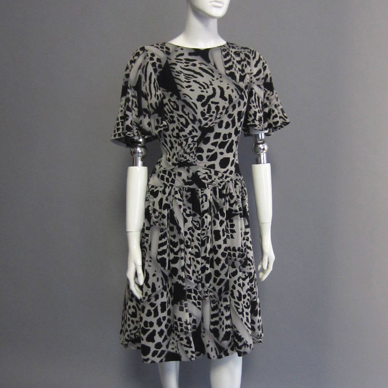 PAULINE TRIGERE Graphic Print Dress with Flutter Sleeve Detail In Excellent Condition For Sale In New York, NY