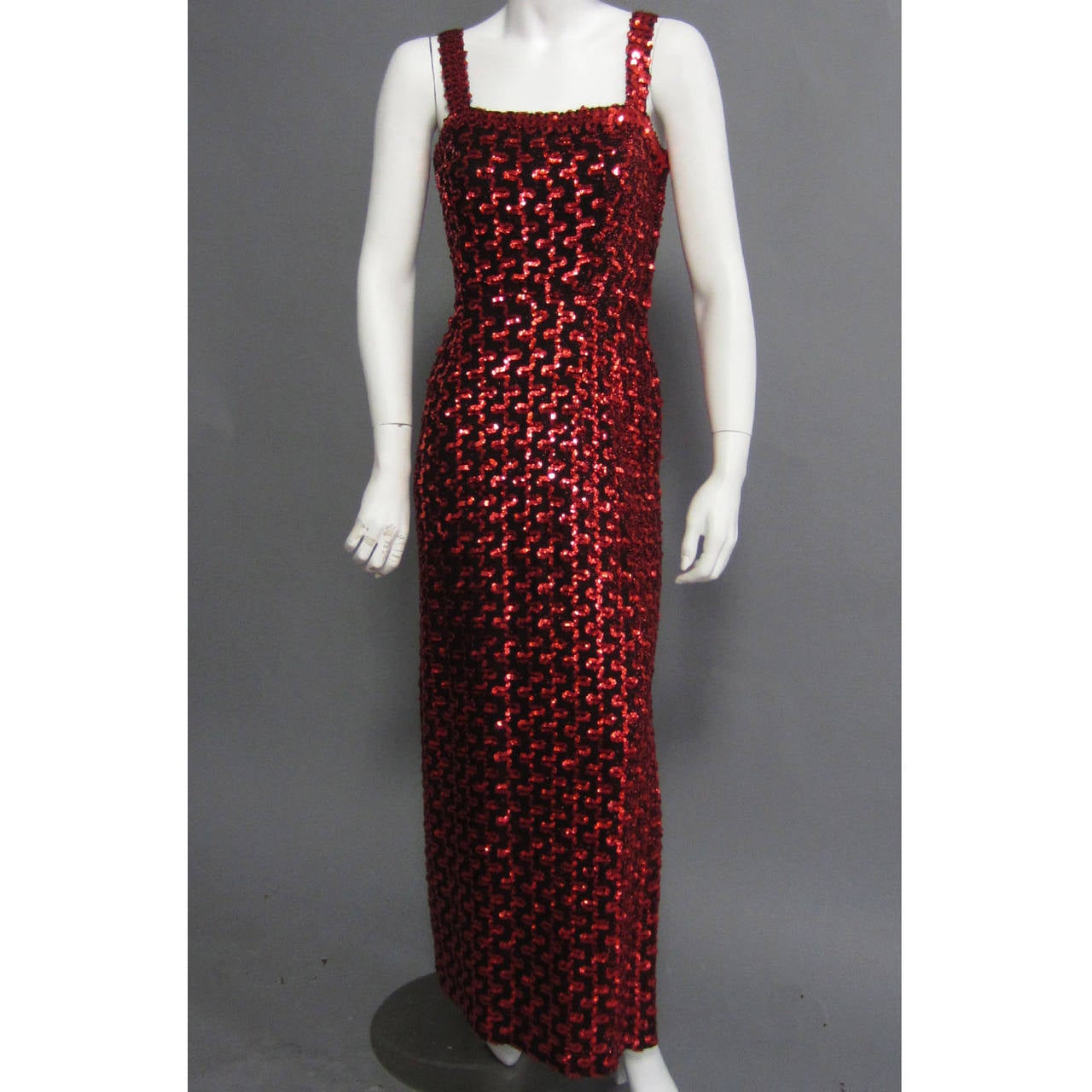 This LILLIE DIAMOND calls to mind silver screen vixens such as Jessica Rabbit; it must be the sequins. The knit fabric has a fair amount of stretch, allowing the fabric to cling to every curve of the body. The red sequins are stitched in rows,