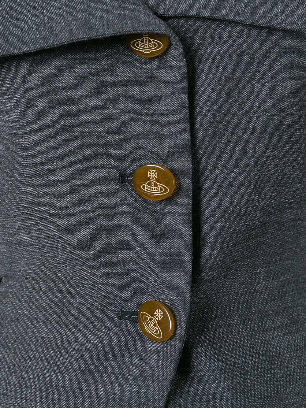1990s Grey wool blend 'Red Label' jacket from Vivienne Westwood Vintage featuring a spread collar, a wide lapel, a front button fastening, front flap pockets, long sleeves and a straight hem.
Made in italy.
sie 40 IT.
Outer Composition
Wool
