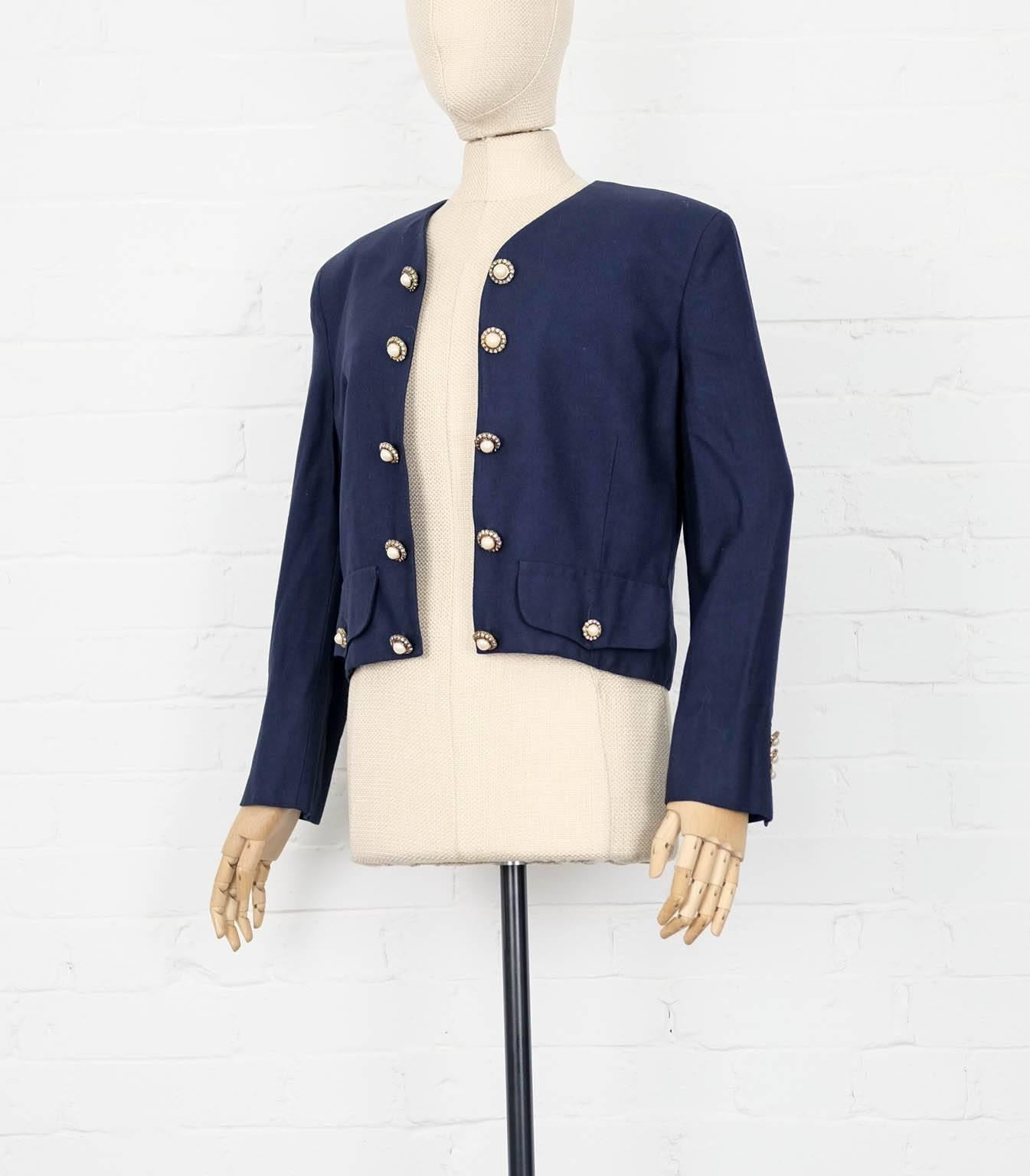 MOSCHINO "Couture!" Navy blue peace embroidered jacket from Moschino Vintage featuring a collarless design, long sleeves, button cuffs, gold-tone hardware, embroidered details and a cropped length.


Mesurements:
Bust:100 cm
Shoulder:43