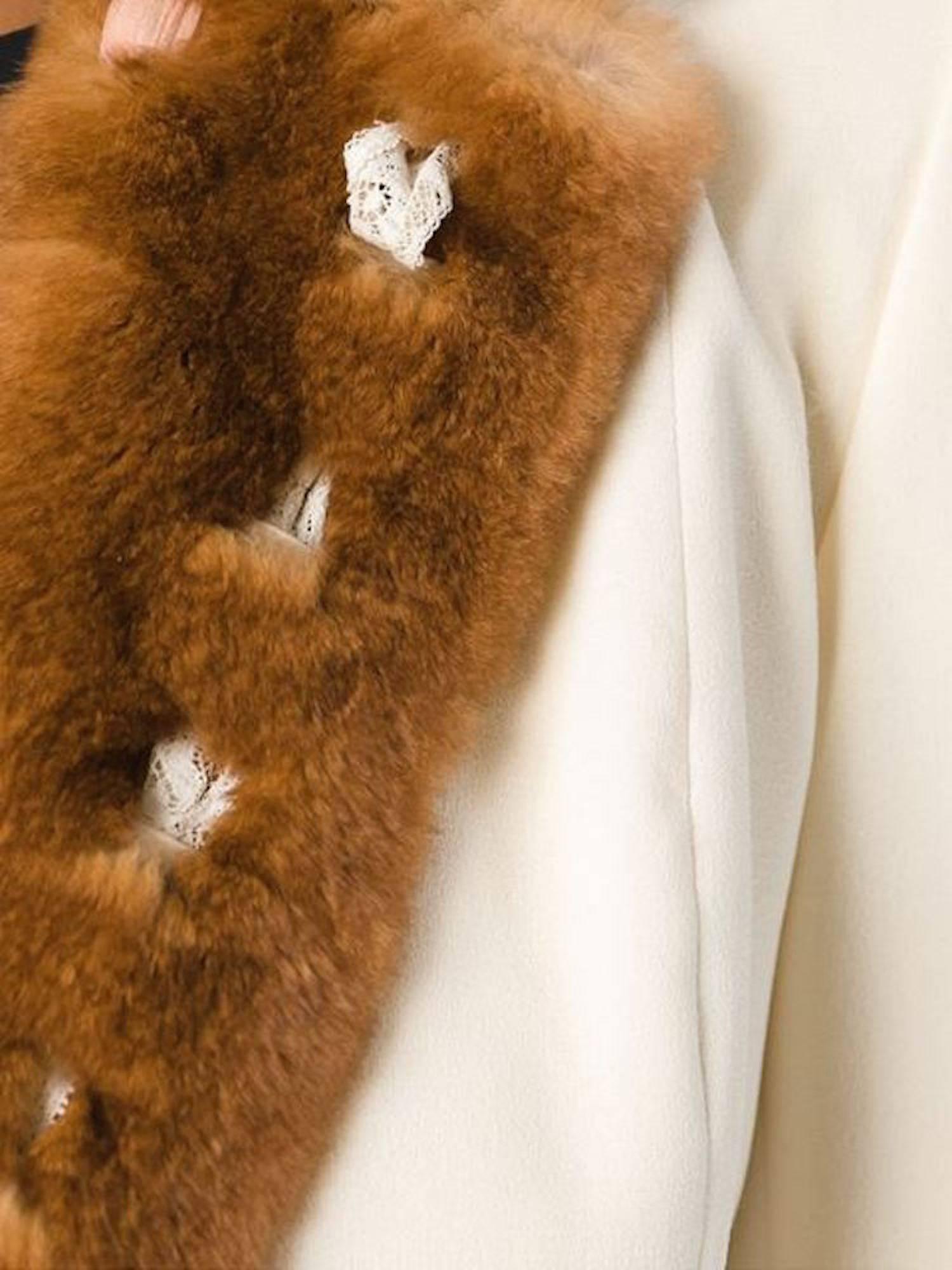 1990s Cream silk and wool Orylag fur trim jacket from John Galliano Vintage featuring a fur collar, long sleeves, a front button fastening, a fitted silhouette and fur cuffs. Excellent condition.
Size FR 38
Outer Composition:
wool 100%
Outer