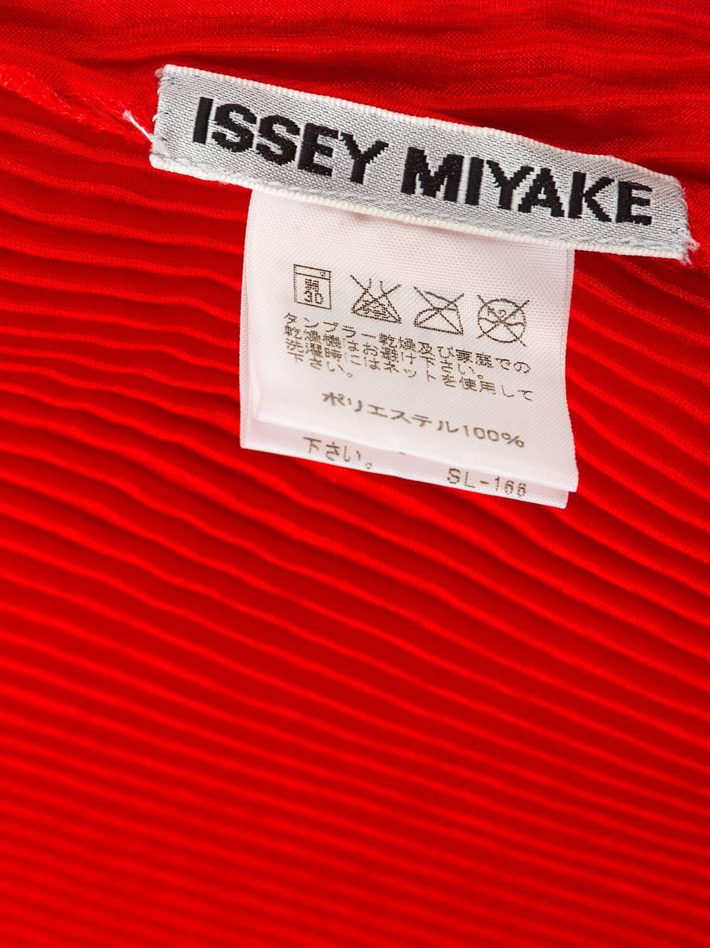 Red ISSEY MIYAKE asymmetric pleated dress with a double collar For Sale
