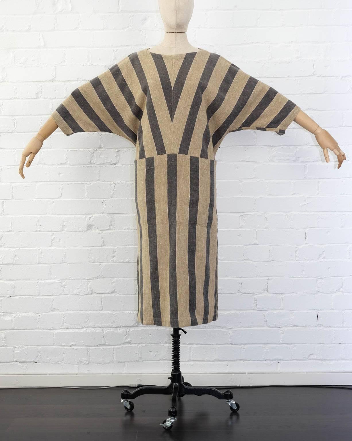 issey Miyake Plantation, circa 1980's khaki striped woven cotton dress with boat neck and two deep front pockets.

Japan: Medium

50% linen 50%cotton 

Shoulder to Shoulder 42cm Waist 108cm, Length 112cm