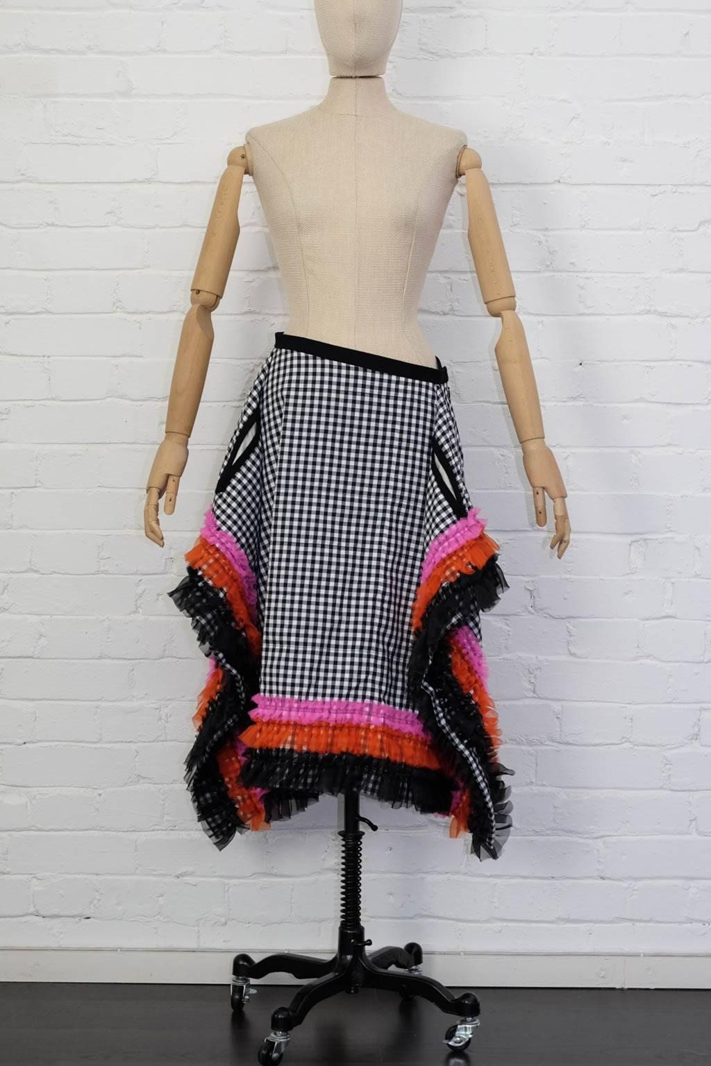 2016 'tricot Comme des Garcons' rectangle ruffles gingham skirt. 2 side pockets.

size M
100%cotton
100%polyester

waist 74cm
length 72cm