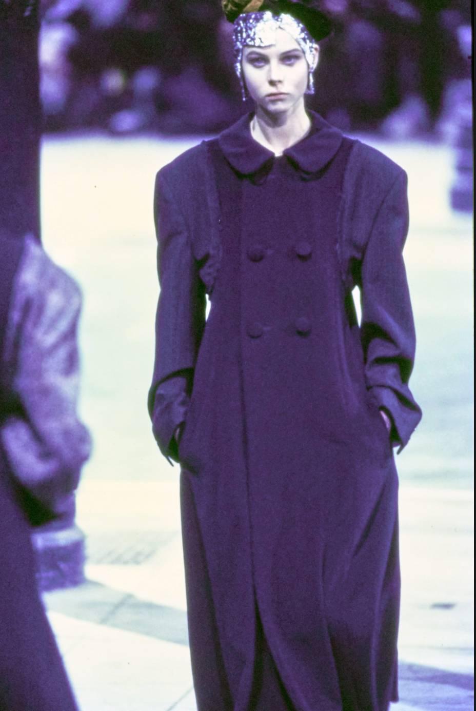 Fall 1993 Comme des Garcons
Black wool attached sleeve coat 

Outer Composition:
wool 100%
Lining Composition:
cupro 100%

SLEEVE-61CM