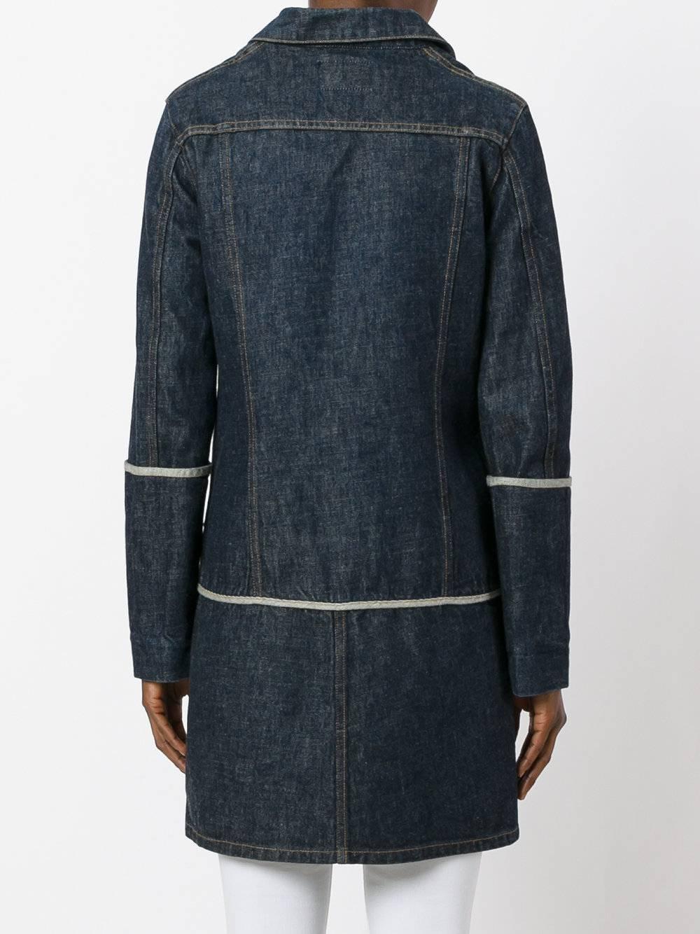 Blue cotton 1997 denim coat from Helmut Lang Vintage featuring a pointed collar, hidden buttons fastening, long sleeves, flap pockets, gold-tone braided details and a single breasted straight cut 

Outer Composition:
cotton 100%

IT-40