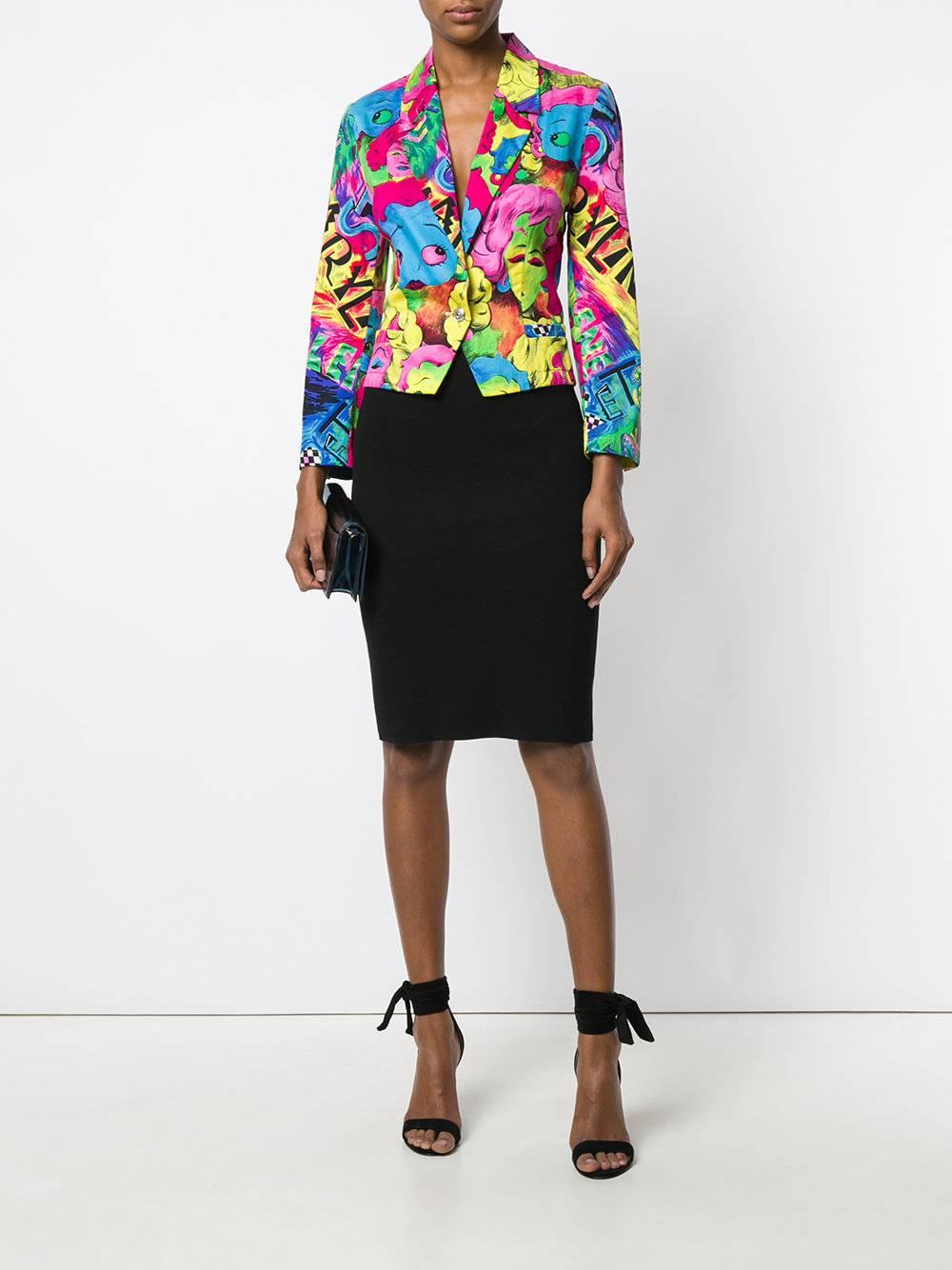 1991 GIANNI VERSACE Pop Art Marilyn Betty Boop .
Designed from pure cotton, this fabulous jacket features classic lapels, a single front button fastening, long sleeves with button cuffs and front welt pockets.

Sleeve 57cm

Composition:
cotton 100%
