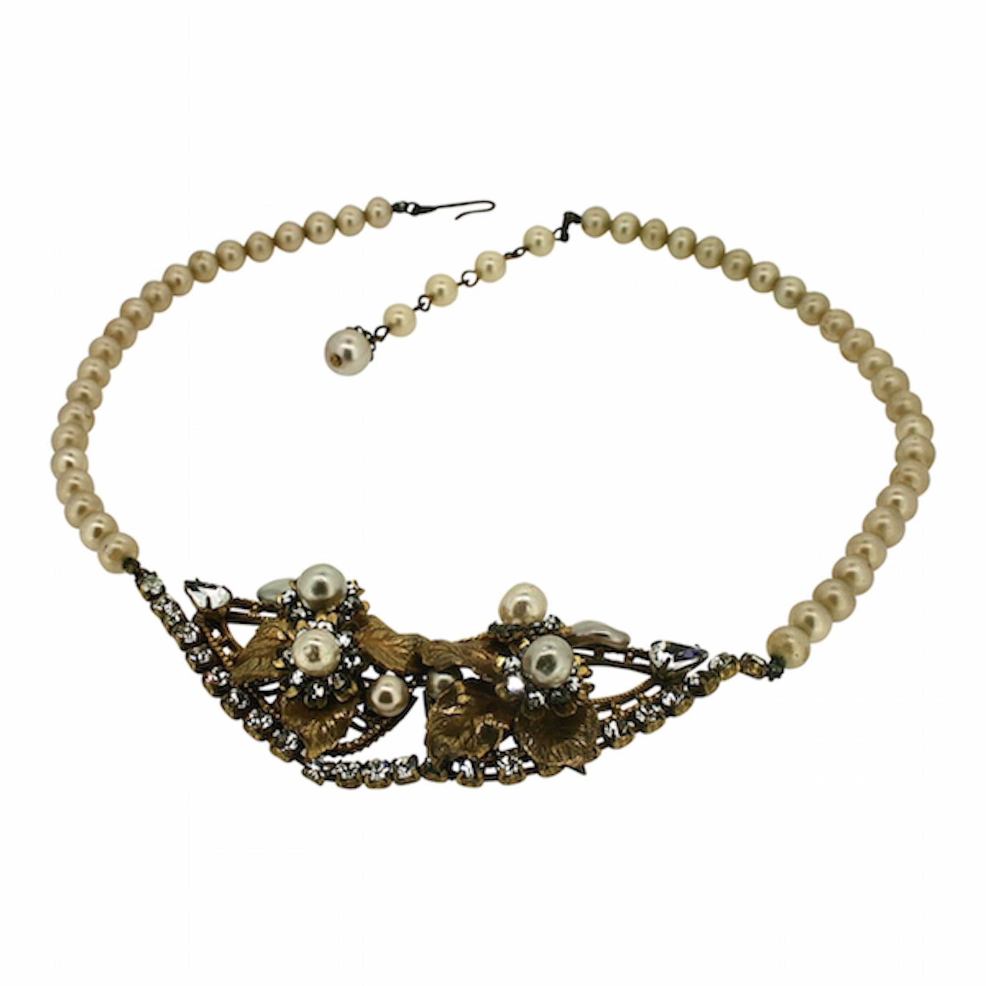 A pretty example of mid-century design, this necklace dates from the late 1950s was created in the USA by the Eugene company. 

Condition Report:
Very Good - Minor scratches to the surface of one or two faux pearls and wear to some of the gilt