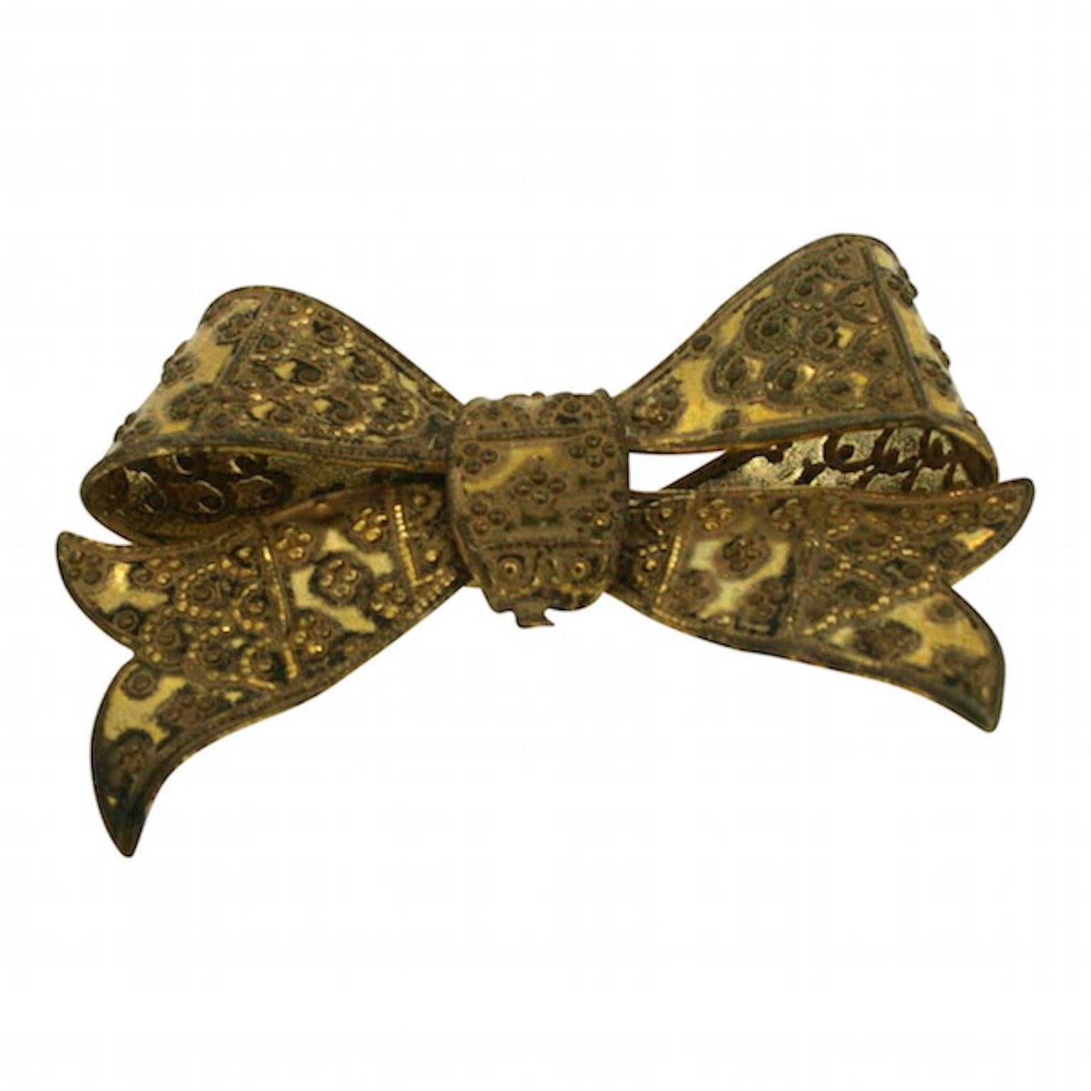 This brooch is a lovely example of the costume jewellery produced in the 1940s by the Miriam Haskell company. 

Condition Report:
Very Good - Some wear to the gilt metal surface consistent with age and use. This is only visible upon close inspection