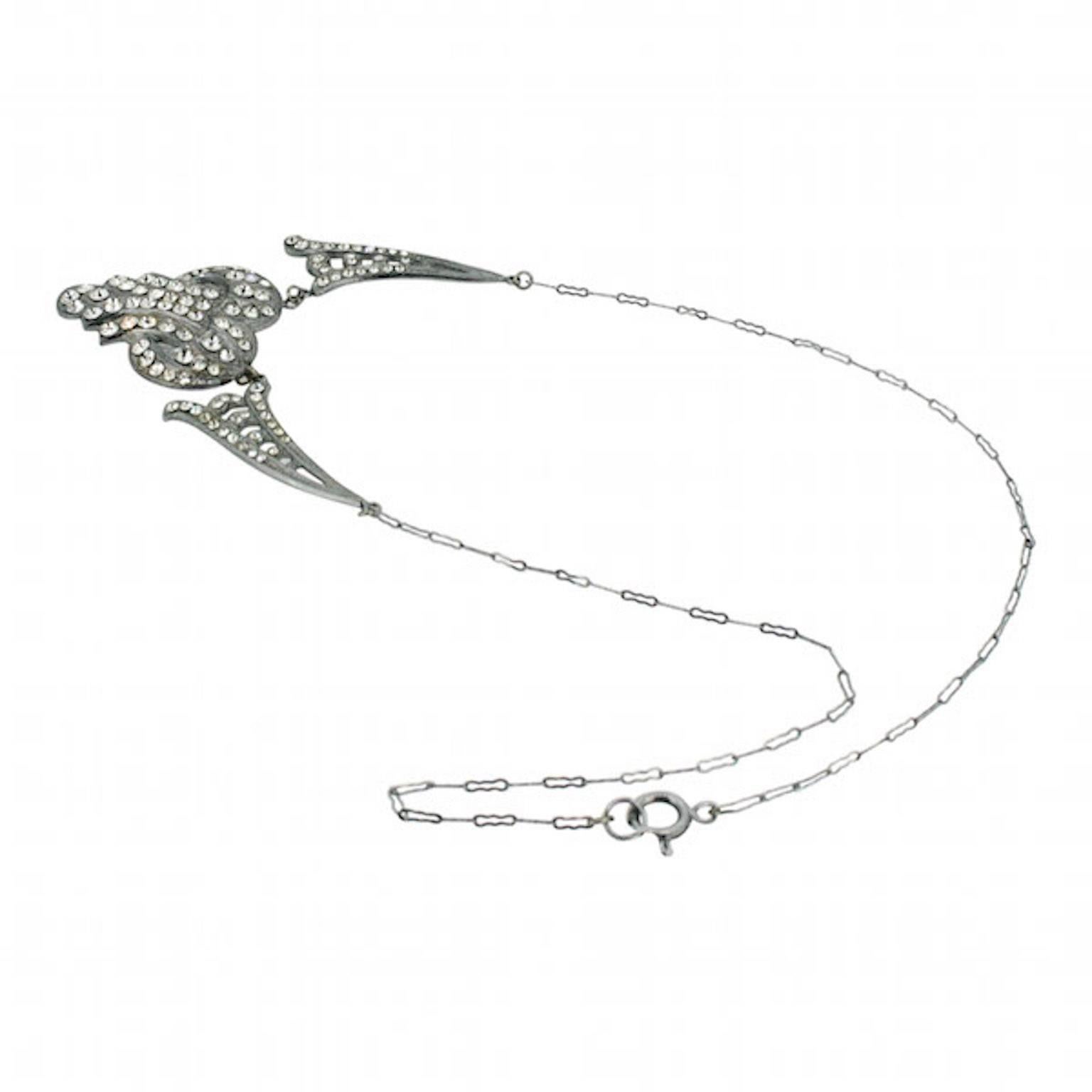 This elegant silver tone necklace necklace dates from the 1920s. Although unsigned, this piece is beautifully crafted and timeless.

Condition Report:
Excellent

The Details...
This silver tone necklace has a open link chain and is 40cm in length,