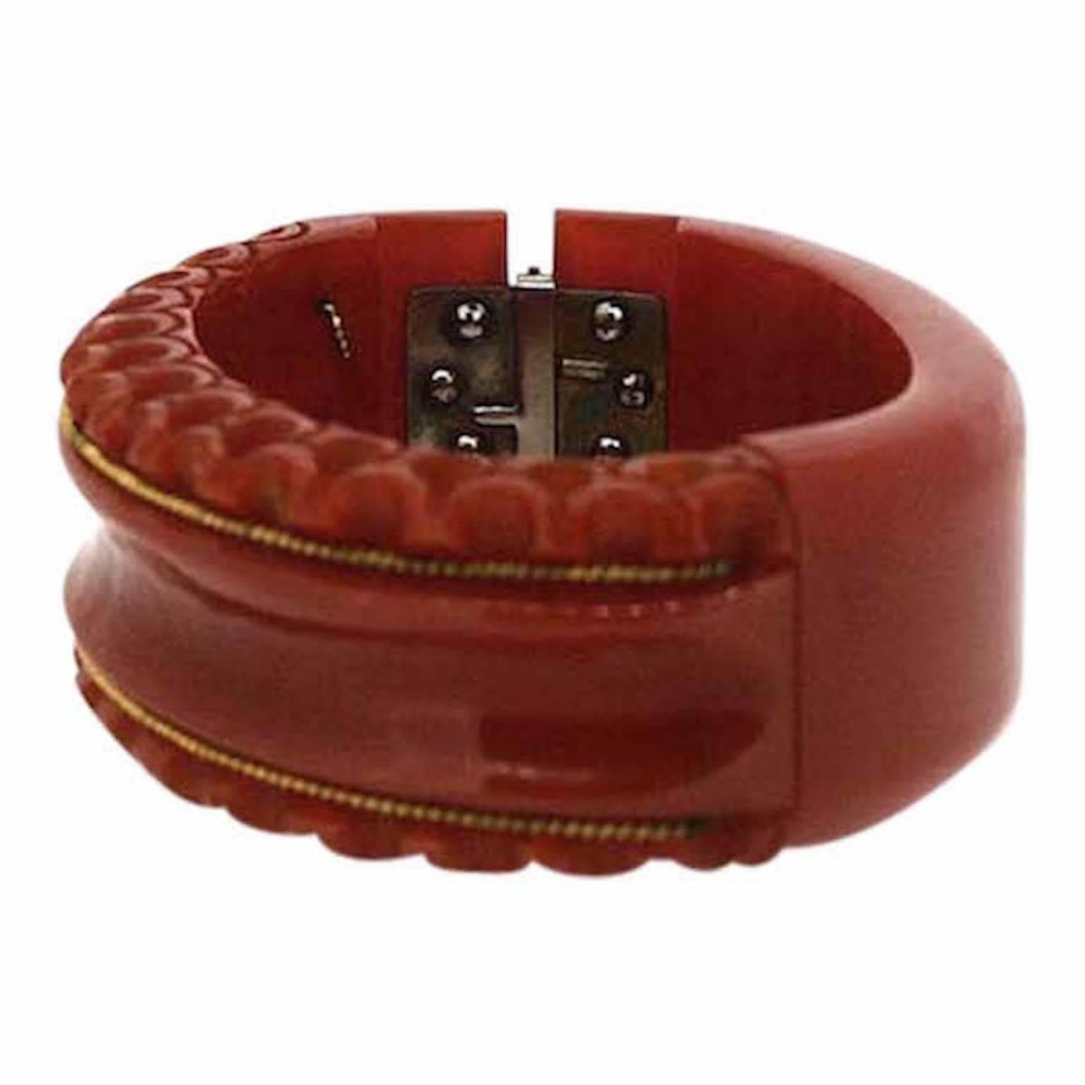 1940s Orange Carved Bakelite Vintage Hinged Bangle In Good Condition For Sale In Wigan, GB