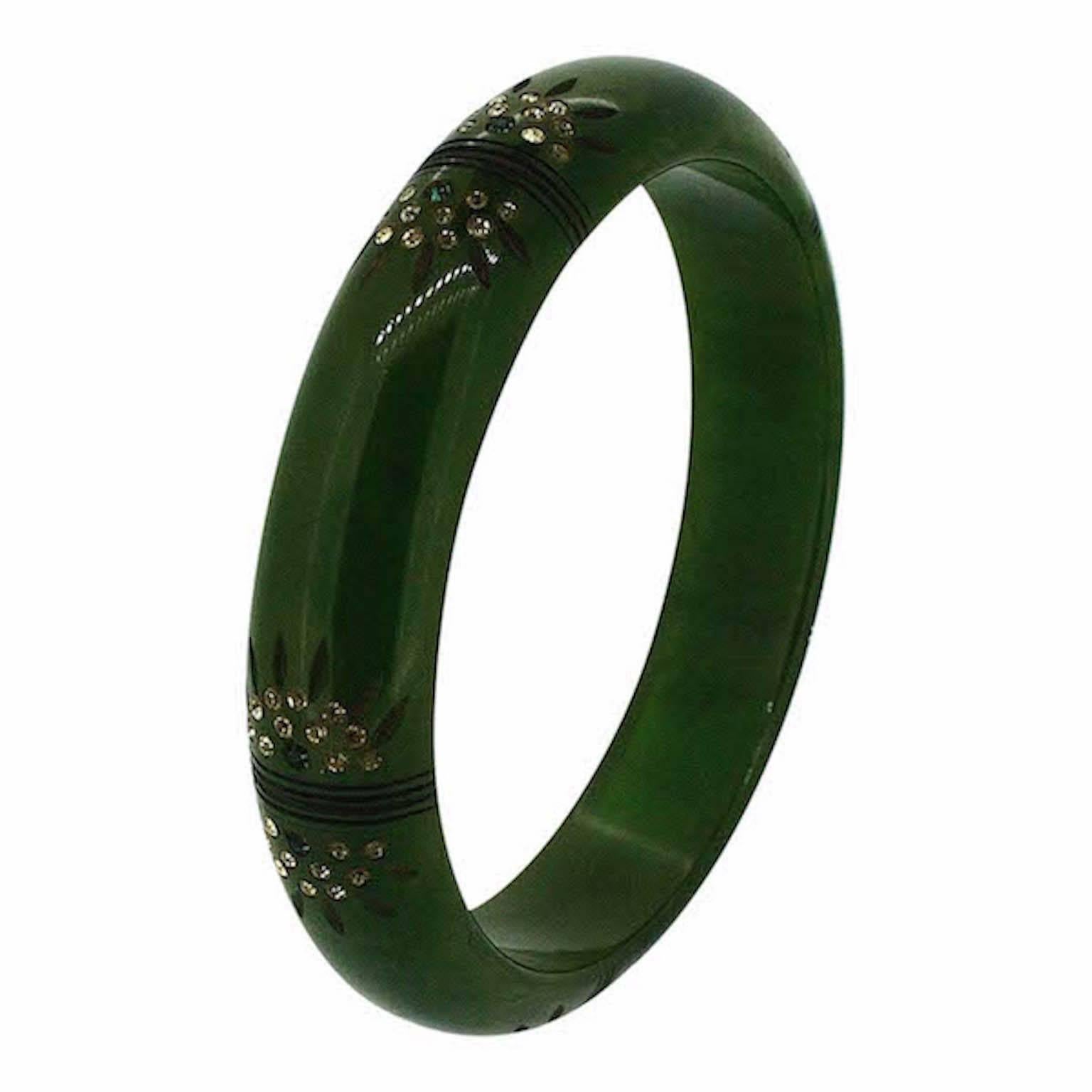 1940s Green Carved Bakelite and Rhinestone Vintage Bangle In Excellent Condition For Sale In Wigan, GB