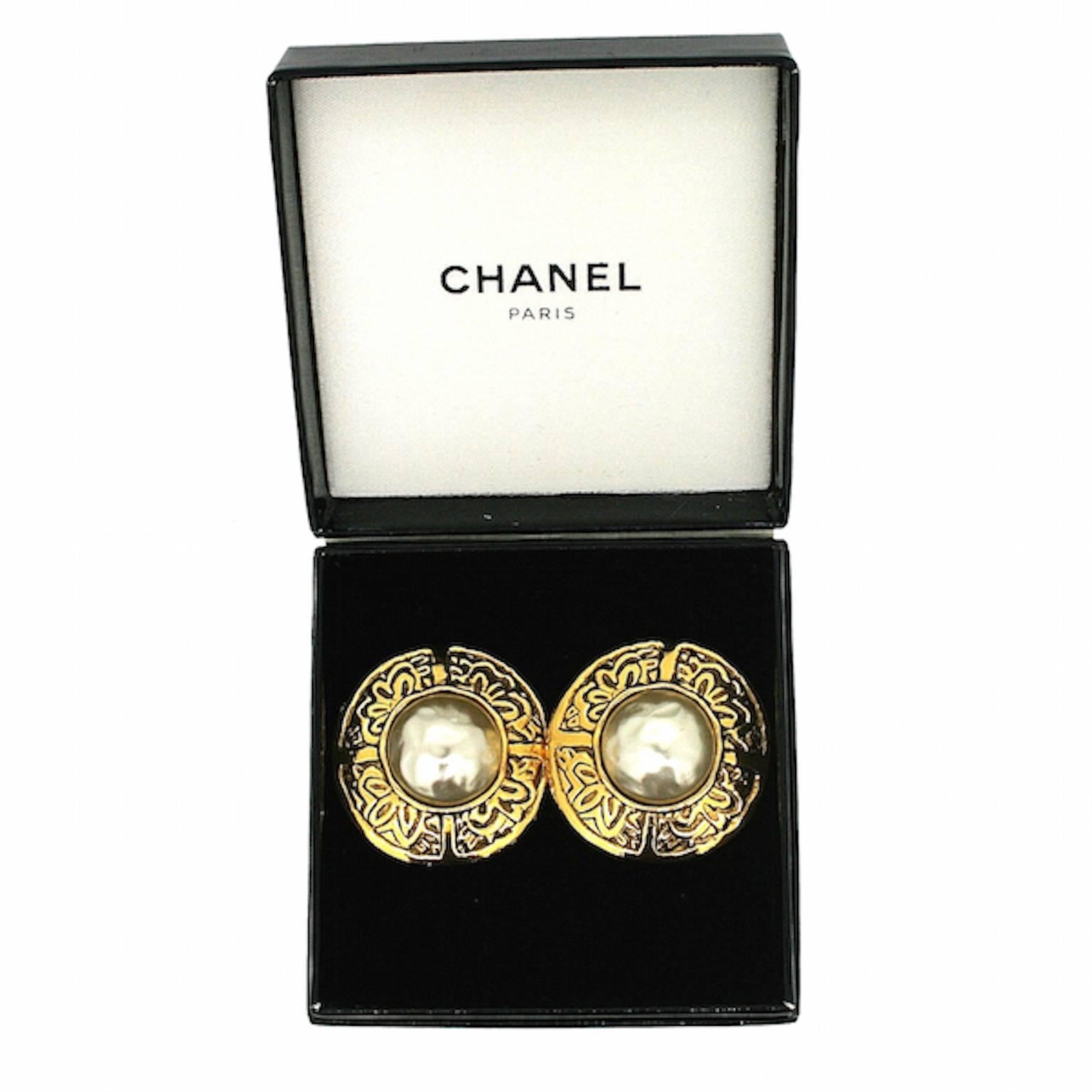 Chanel 1980s Baroque Design Gold Plated Vintage Earrings In Excellent Condition For Sale In Wigan, GB