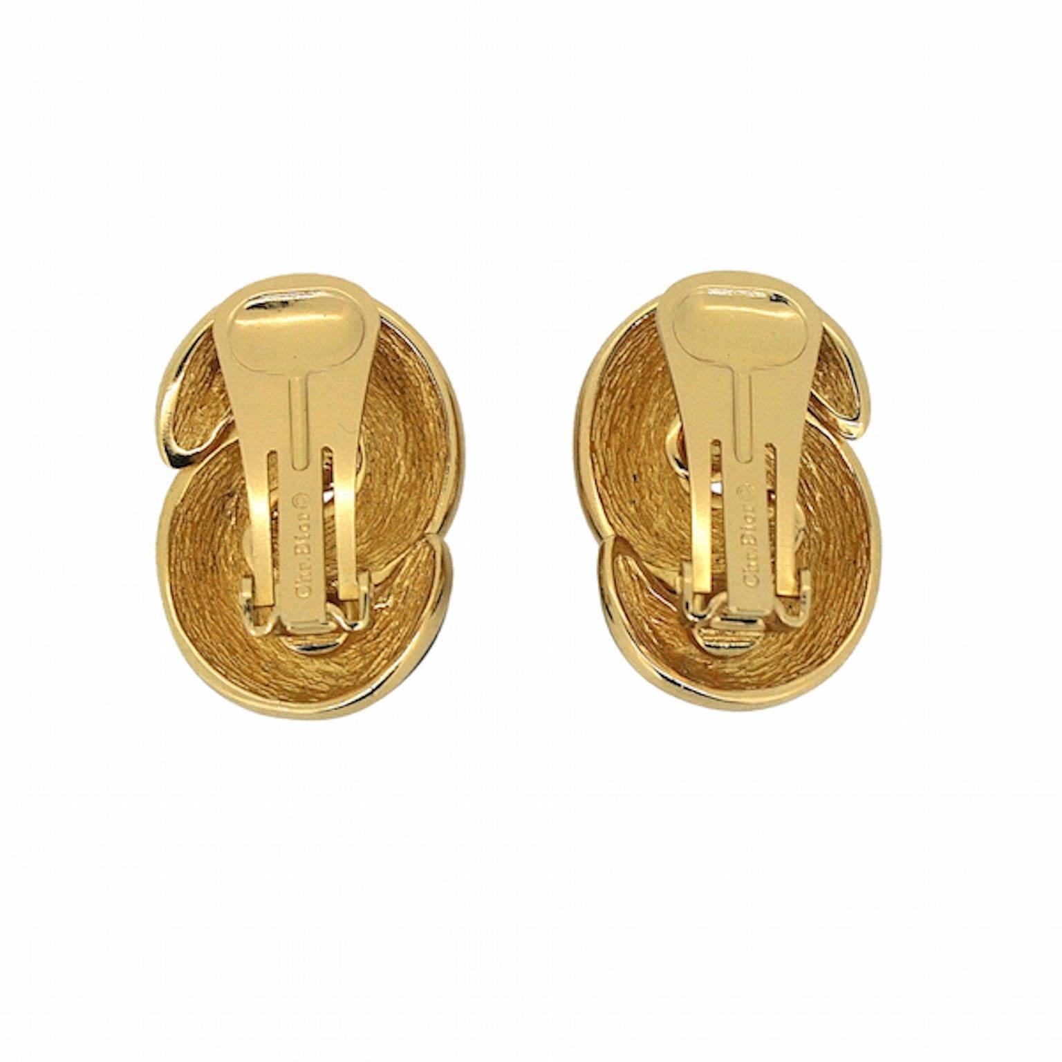 In impeccable condition, these earrings are a pristine collectors piece that can be worn and enjoyed. They are by Christian Dior and are clip on.
Condition Report:
Excellent
The Details...
These large, gold plated earrings feature a knot shape, with