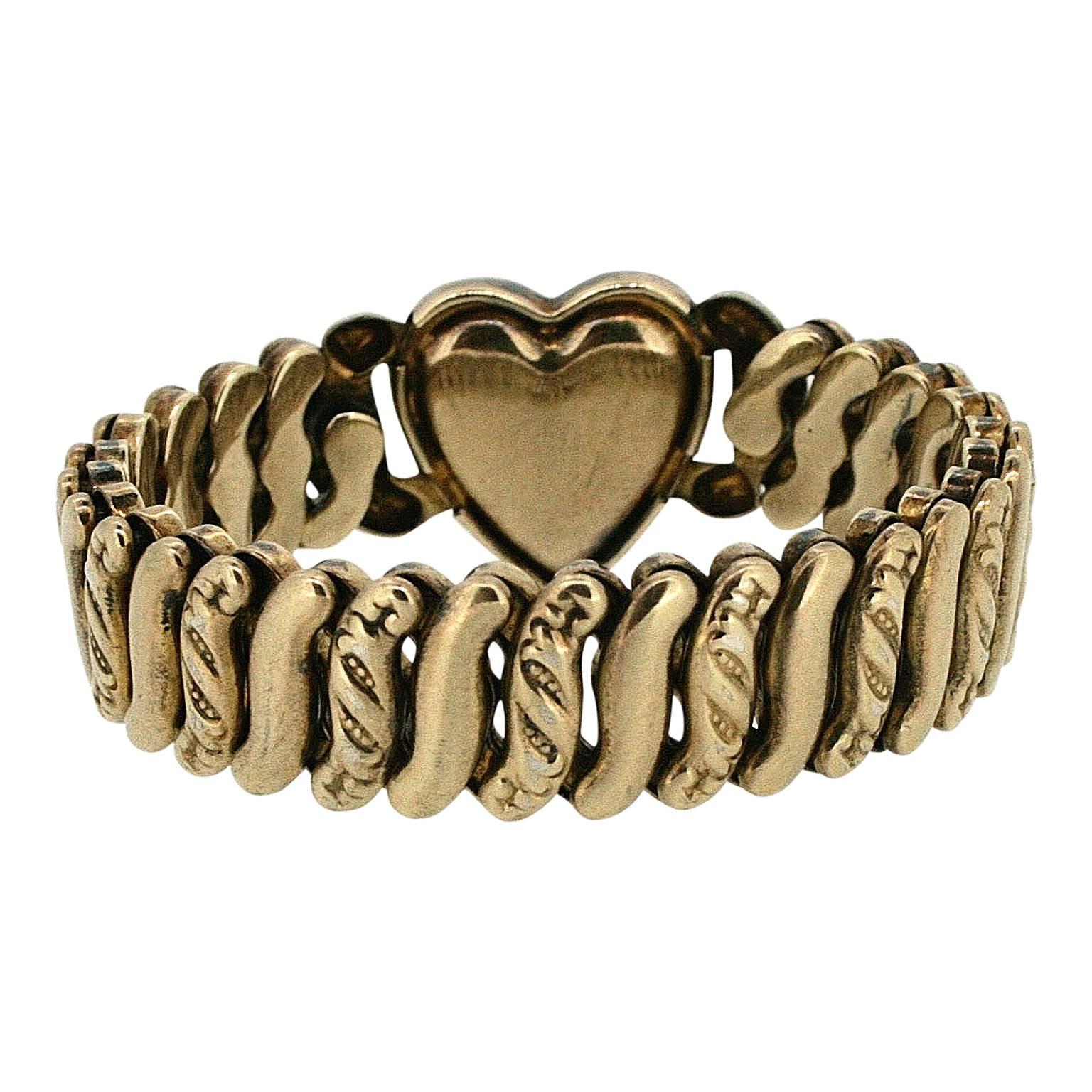A pretty and versatile example of 1940s sweetheart jewellery. This piece was made by the La Mode company. 
Condition Report:
Very Good - Some minor scratching to the metal surface of the heart. This is consistent with age and use and is only visible