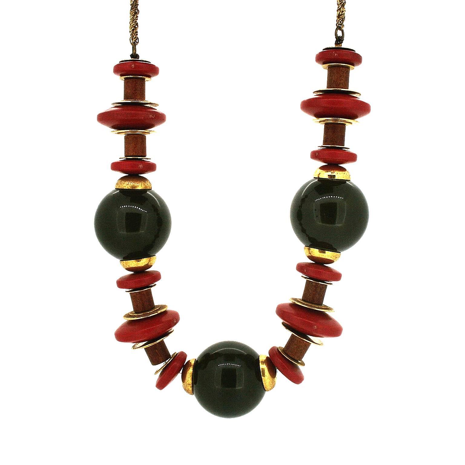 1940s Bakelite, Wood and Gilt Metal Vintage Necklace In Good Condition For Sale In Wigan, GB