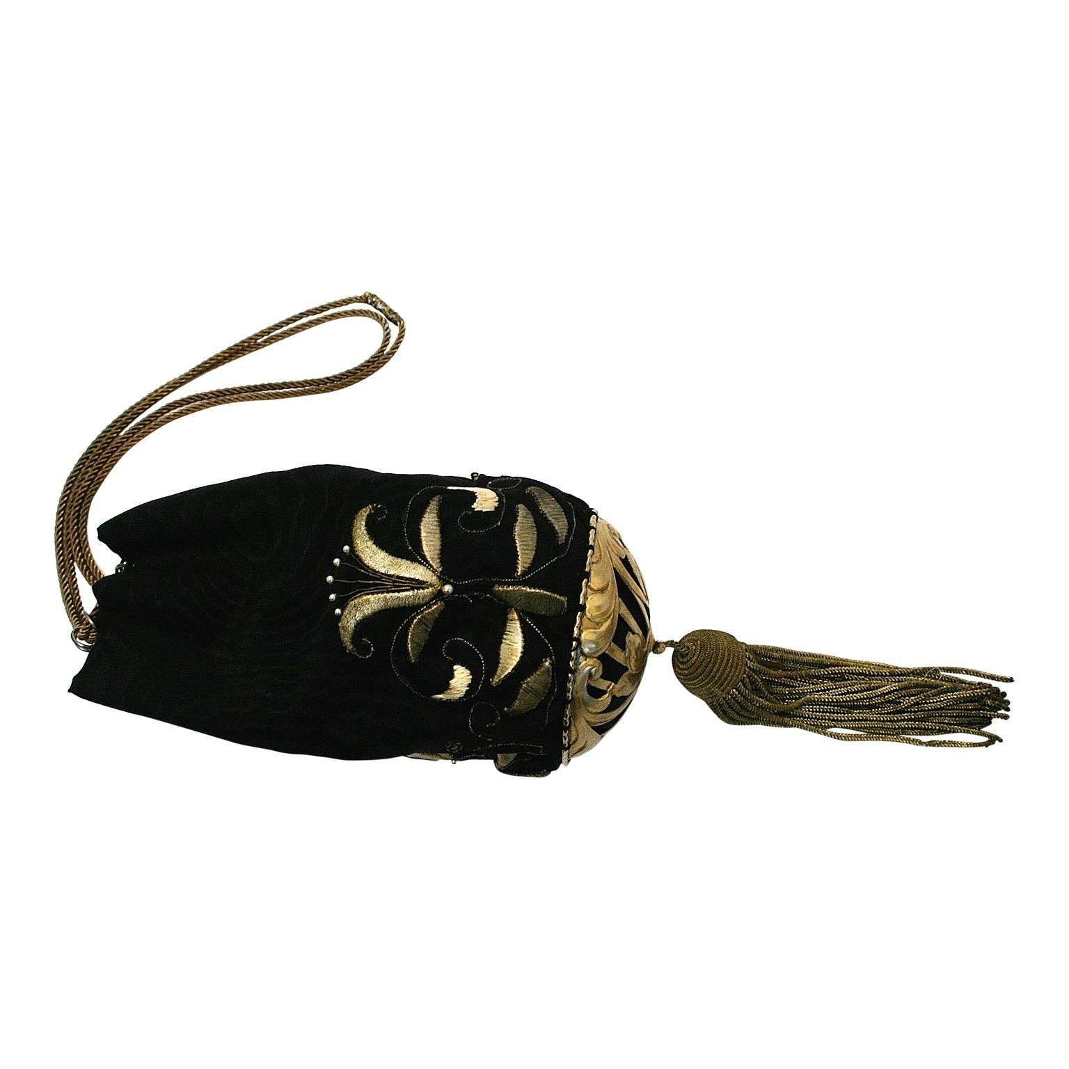 1900s Art Nouveau Black Silk and Gilt Metal Decoration Vintage Evening Bag For Sale 1