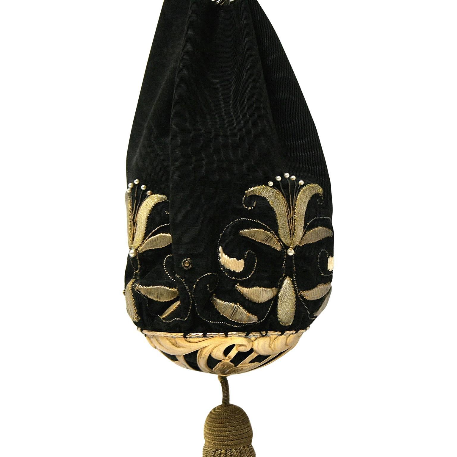 1900s Art Nouveau Black Silk and Gilt Metal Decoration Vintage Evening Bag In Good Condition For Sale In Wigan, GB
