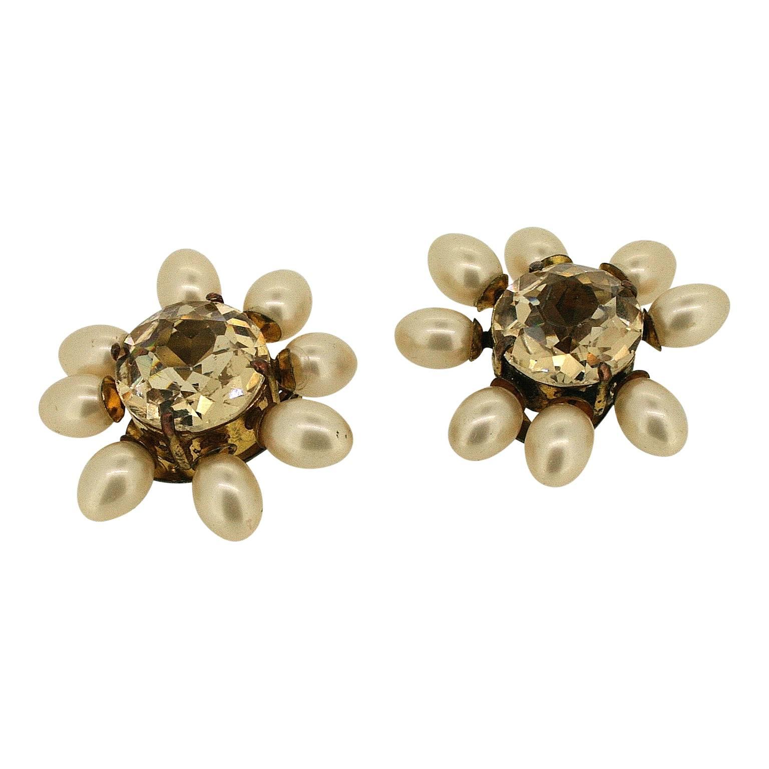 1930s French Crystal and Faux Pearl Vintage Flower Dress Clips In Good Condition For Sale In Wigan, GB