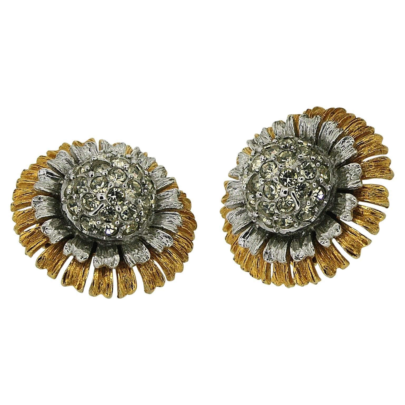 Classic and beautiful, these earrings are a lovely example of the jewellery produced by Hattie Carnegie. They date from the 1950s and are clip on.
Condition Report:
Very Good - Some fading in colour to a few central rhinestones. This is visible upon