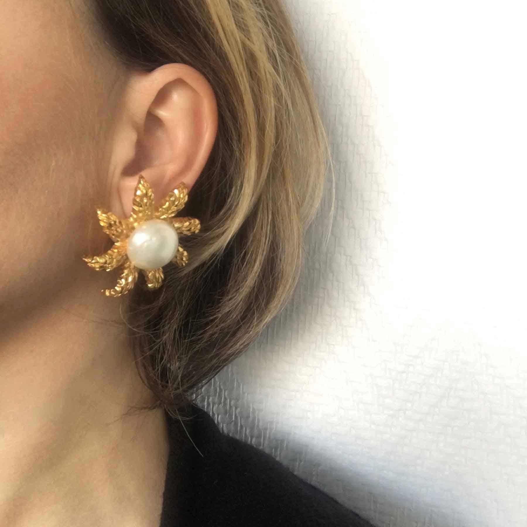 Stunning Collector Chanel clip-on earrings wheat ears crown in gilt metal with a beautiful glass pearl in the center. CHANEL engraved on the back of each earclip.

In FAIR condition. A clip was soldered to the back of the buckle (visible in the