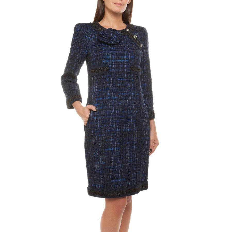 Chanel dress from the famous Paris-Shanghai Collection, in silk tweed and Bicolor wool (Blue night and Black). Pre-Fall 2010 Collection. 

It is lined with a broad navy-blue wool liseret and black braided silk ribbons.
It is embellished with a